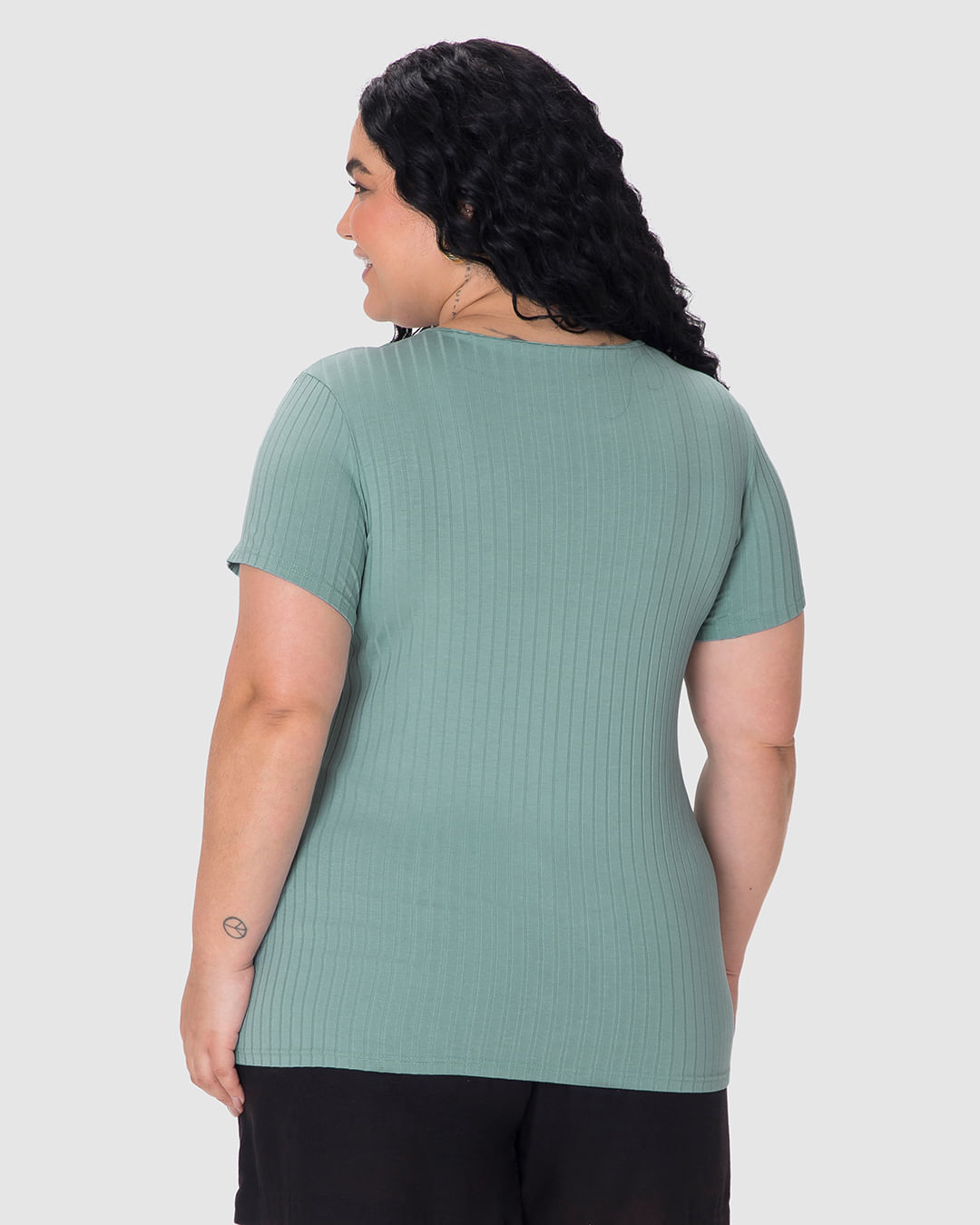Blusa Básica Feminina Plus Size Decote V Em Canelado De Viscose - Imagem 20