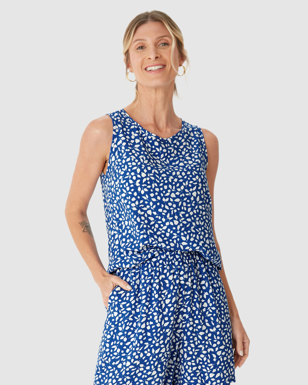 Regata Básica Feminina Long Cropped Alça Larga Em Viscose