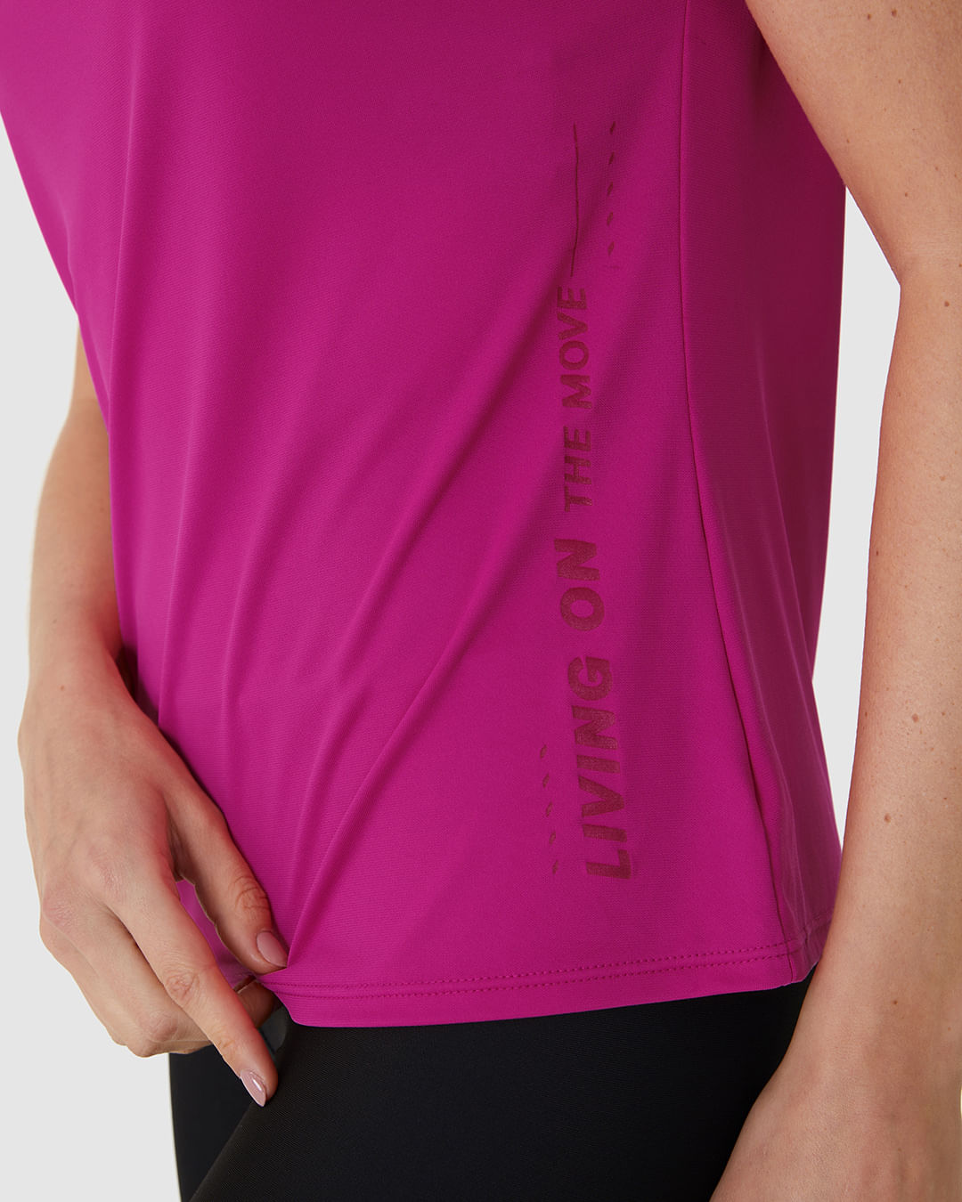 Blusa Esportiva Feminina Living On The Move Em Malha Dry E Proteção UV50+ Malwee Active - Imagem 3