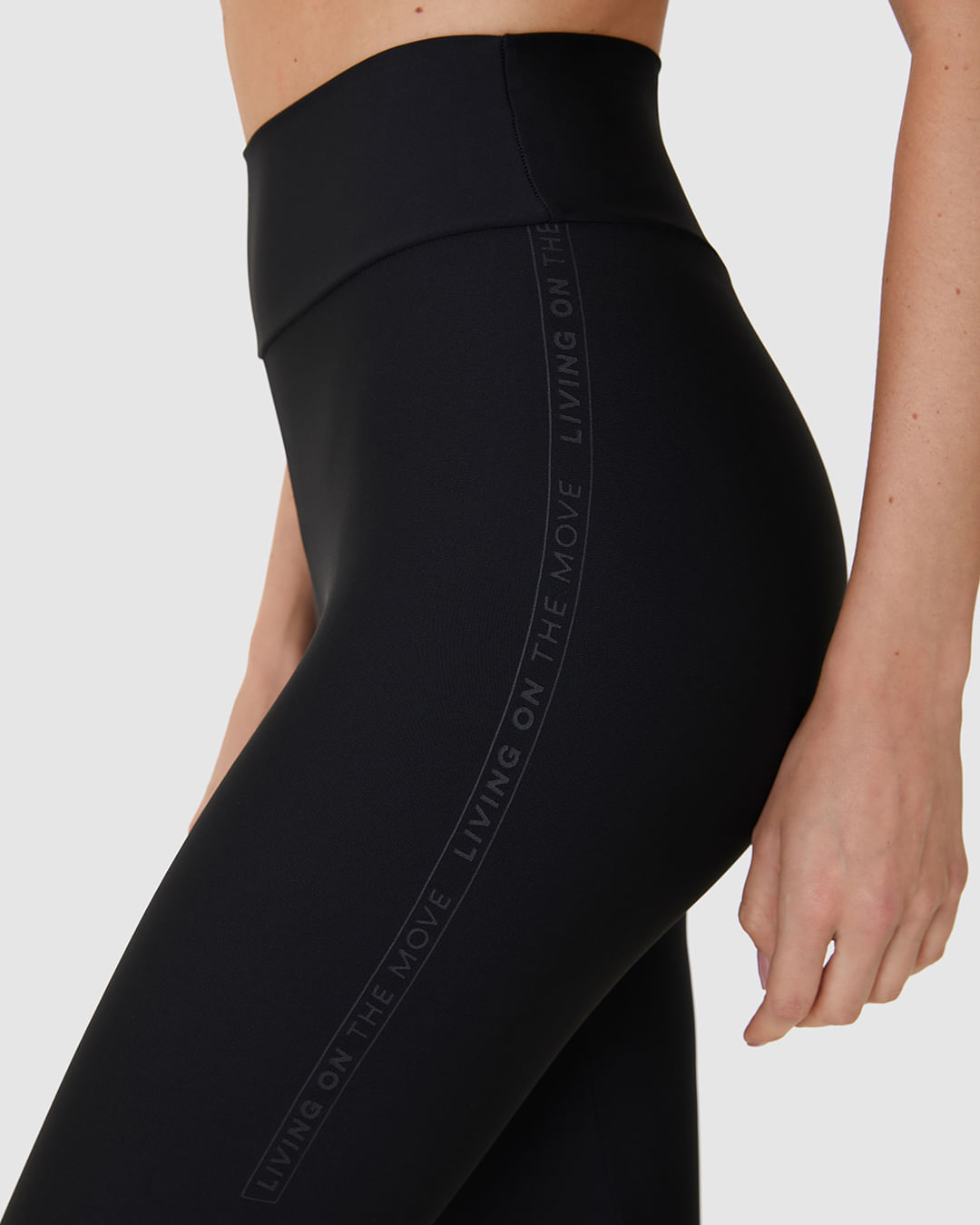 Calça Esportiva Feminina Capri Living On The Move Malha Dry E Proteção UV50+ Malwee Active - Imagem 3