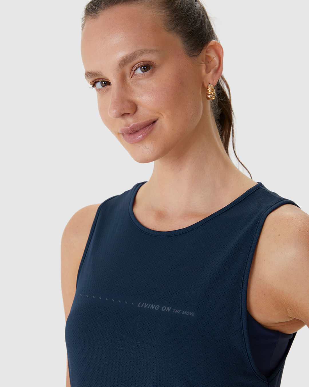 Regata Esportiva Feminina Living On The Move Em Malha Microfuros Dry Malwee Active - Imagem 8