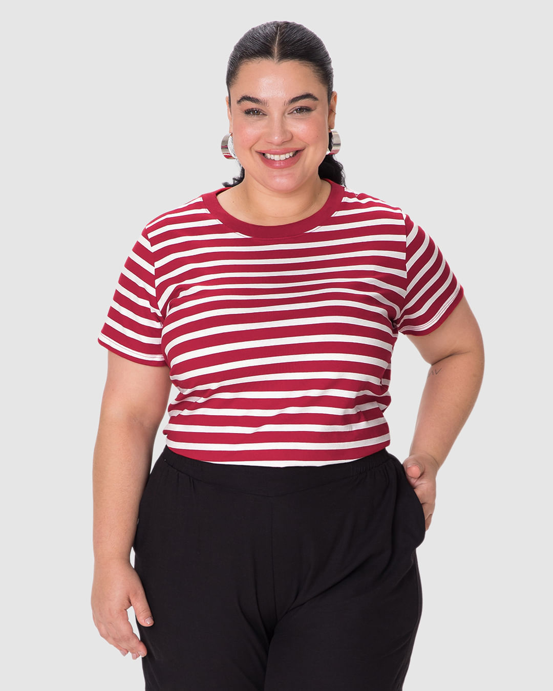 Blusa Feminina Plus Size Decote Redondo Manga Curta Em Malha Listrada - Imagem 6