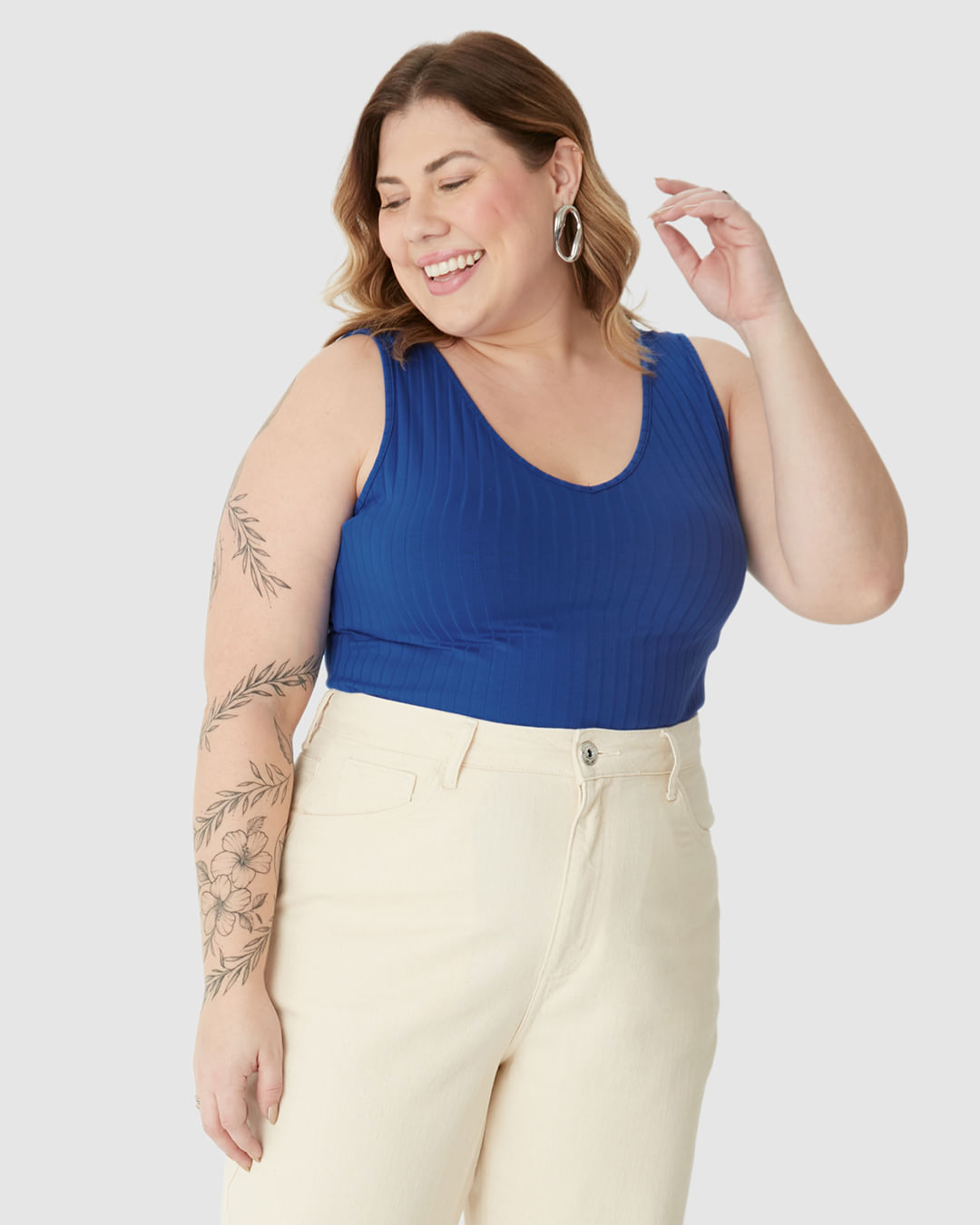 Regata Básica Feminina Plus Size Decote V Em Canelado De Viscose - Imagem 11