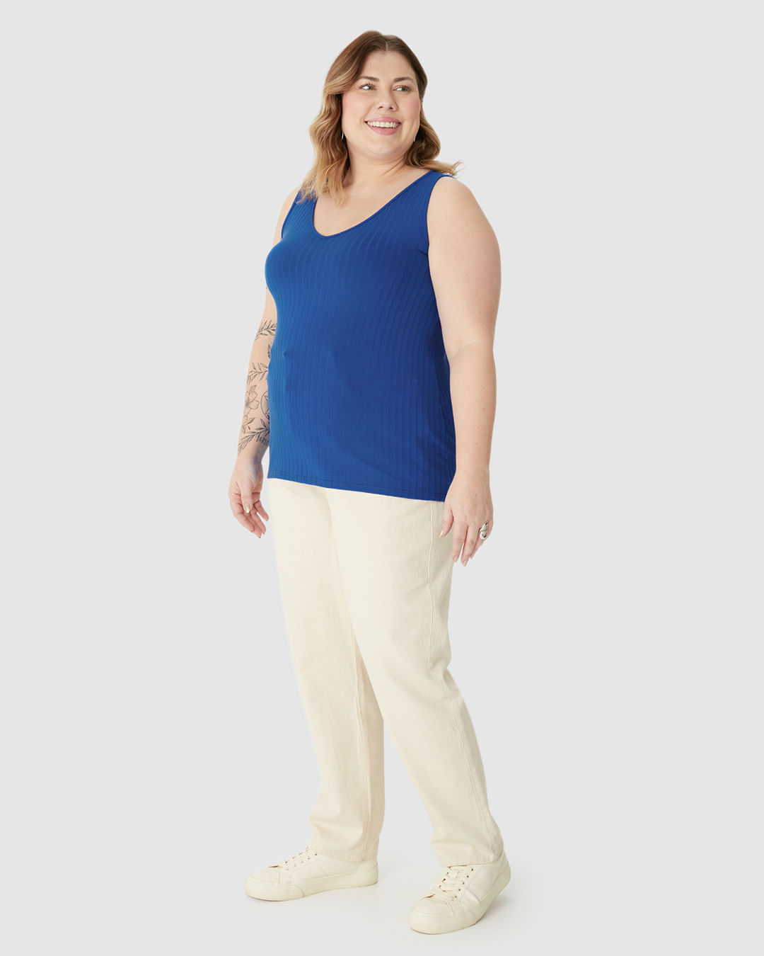 Regata Básica Feminina Plus Size Decote V Em Canelado De Viscose - Imagem 7