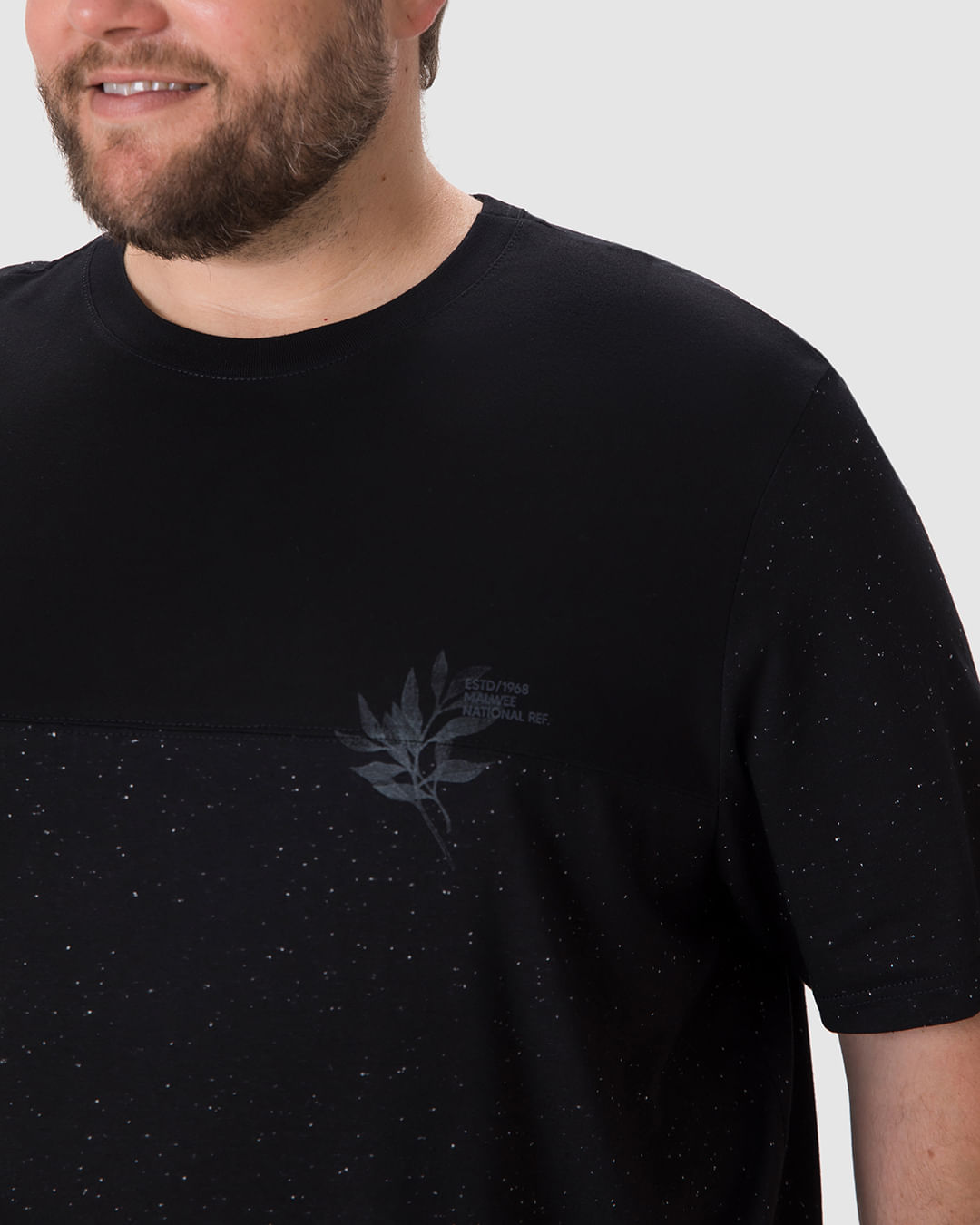 Camiseta Masculina Plus Size Detalhe Recorte Em Malha Botonê - Imagem 3