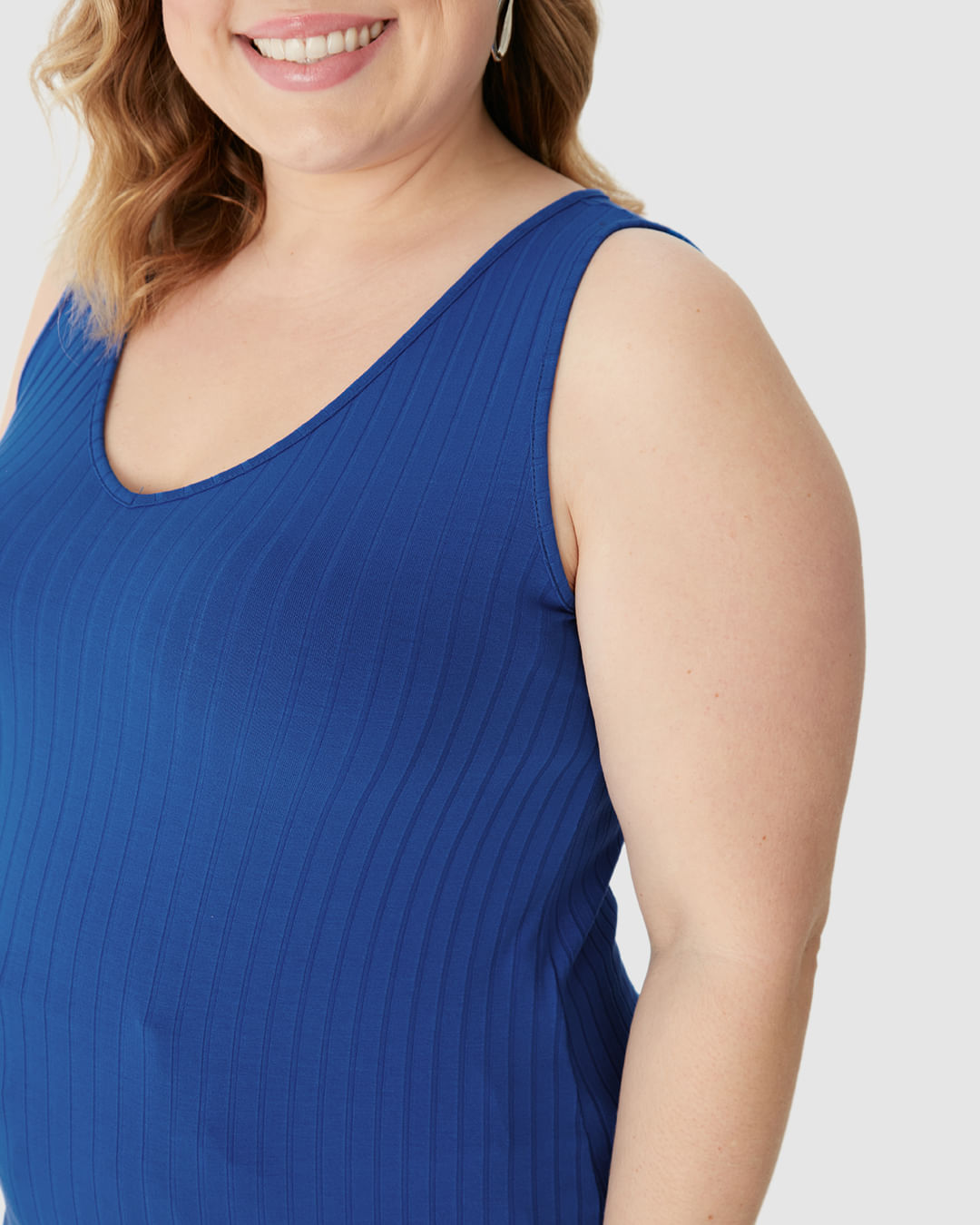 Regata Básica Feminina Plus Size Decote V Em Canelado De Viscose - Imagem 23