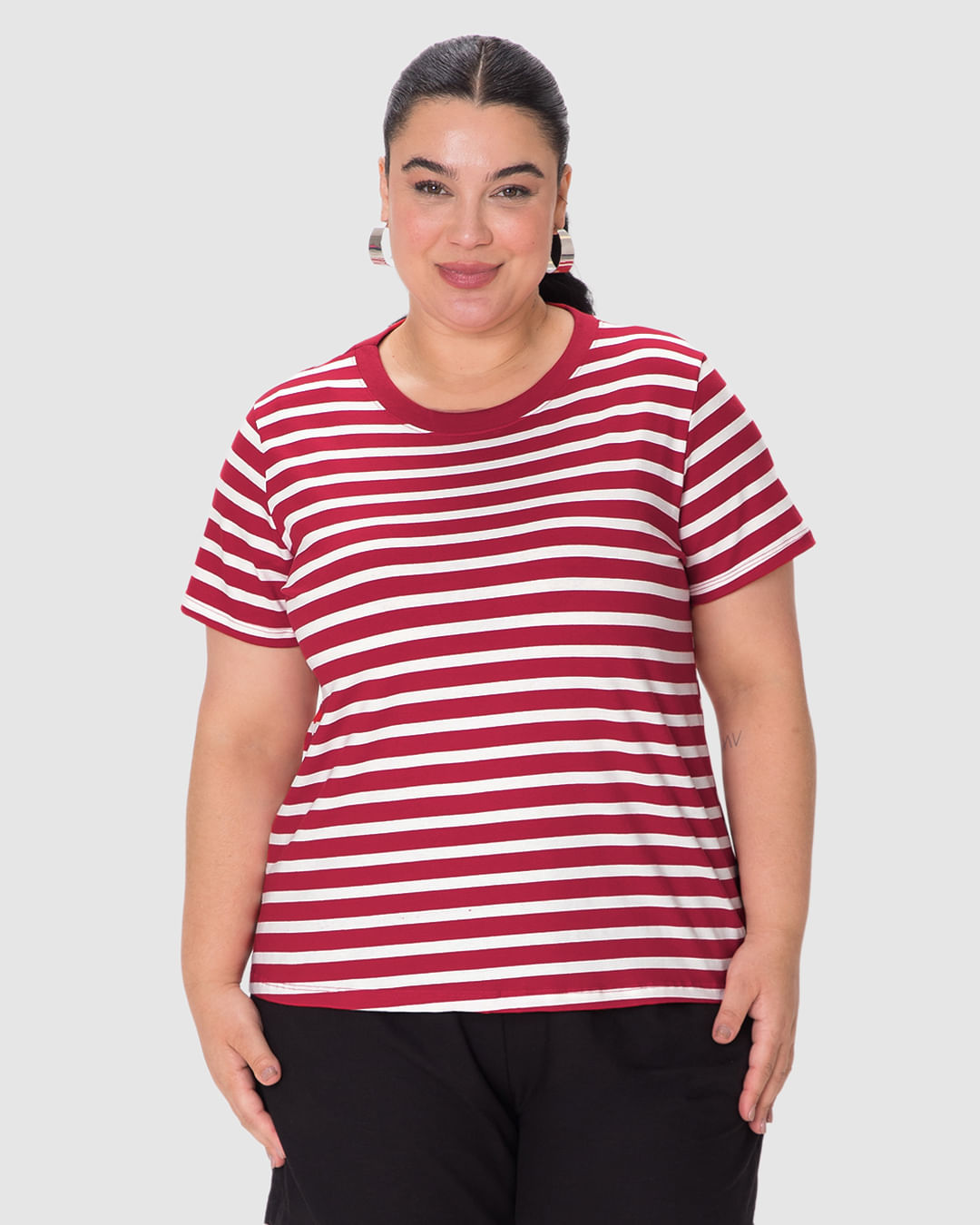 Blusa Feminina Plus Size Decote Redondo Manga Curta Em Malha Listrada - Imagem 4