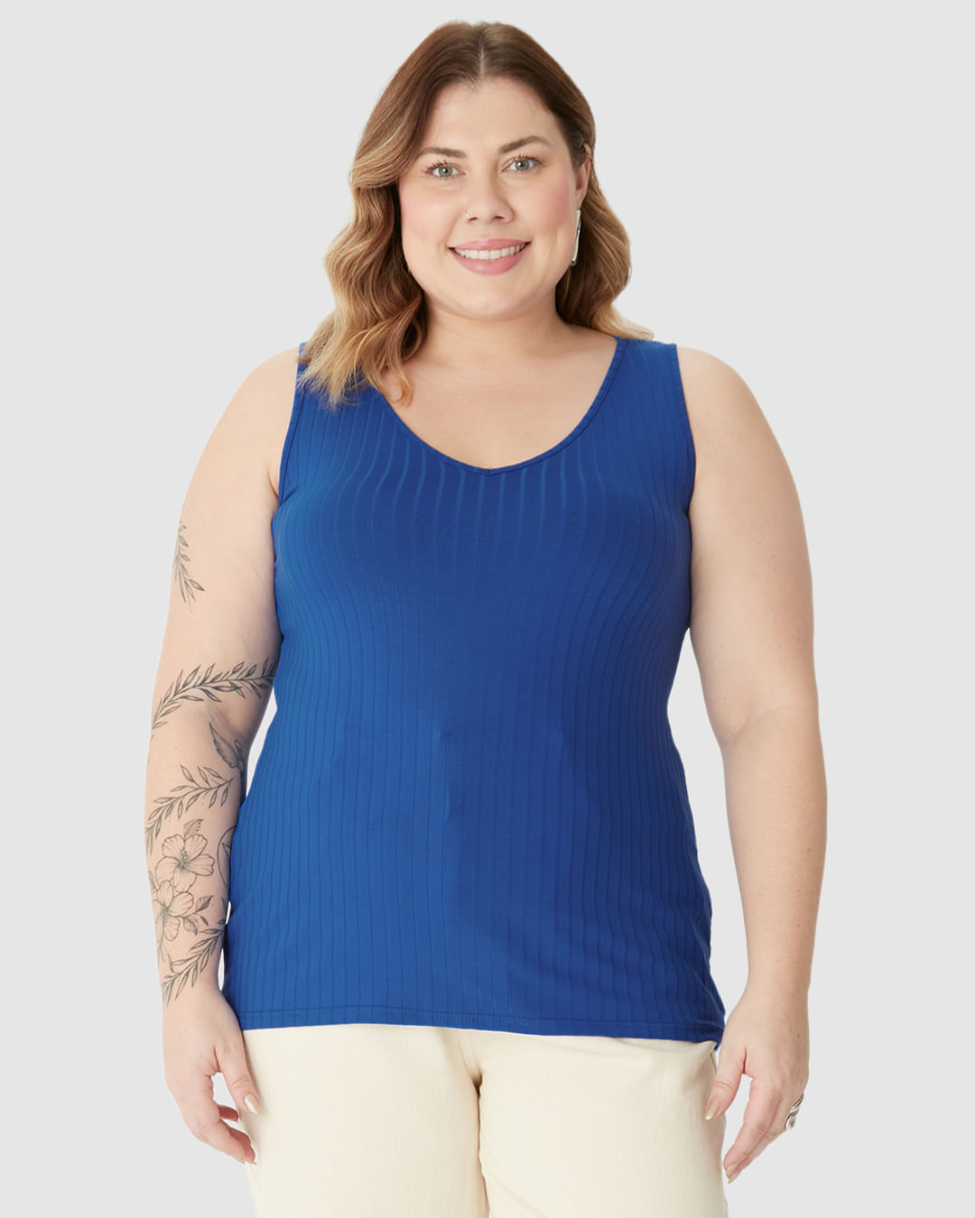 Regata Básica Feminina Plus Size Decote V Em Canelado De Viscose - Imagem 14