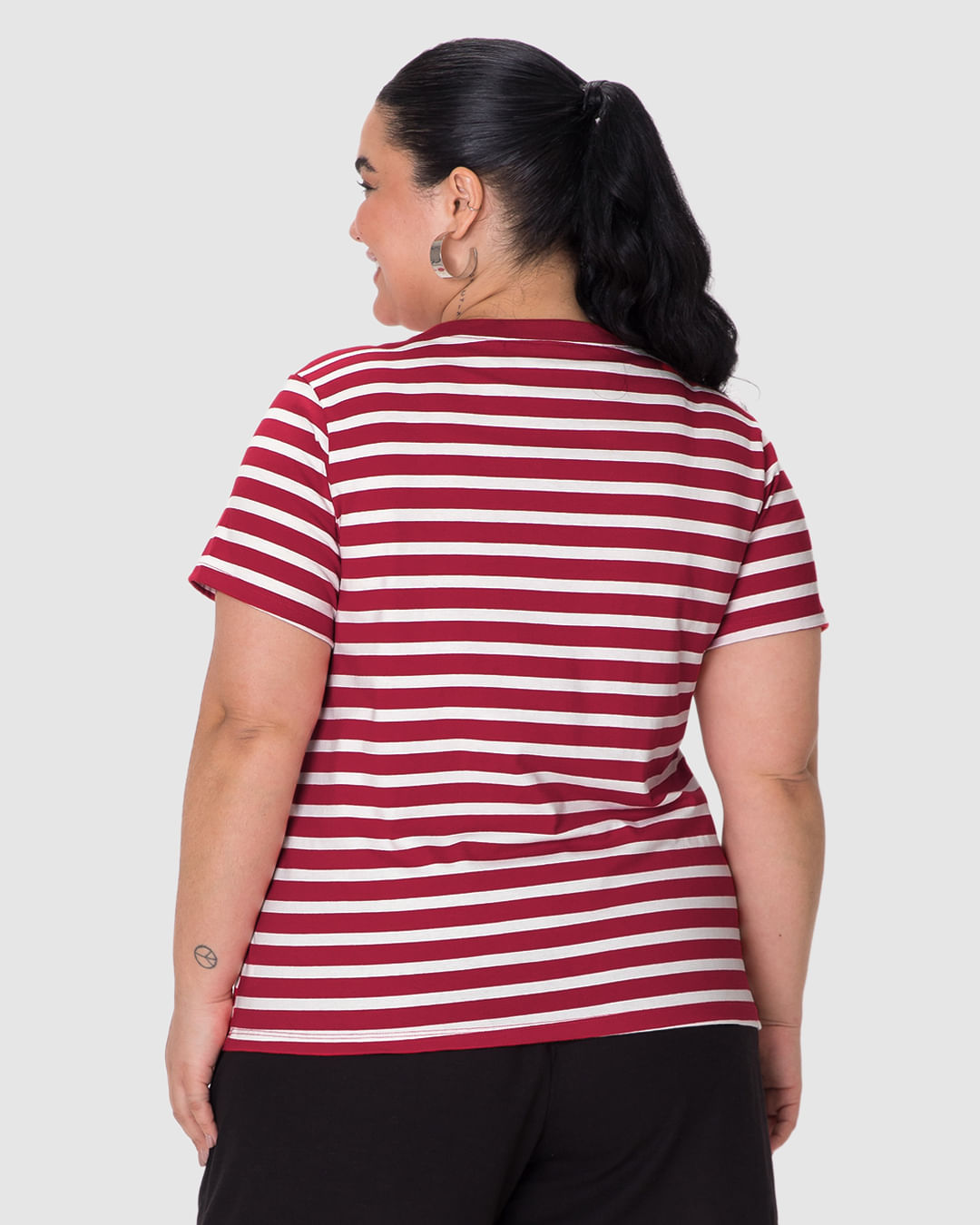 Blusa Feminina Plus Size Decote Redondo Manga Curta Em Malha Listrada - Imagem 15