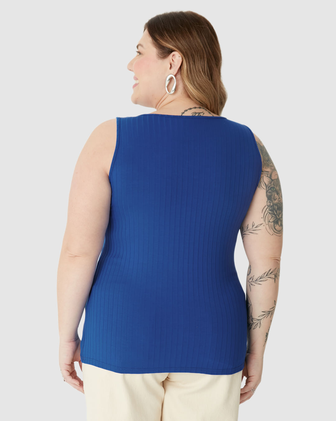 Regata Básica Feminina Plus Size Decote V Em Canelado De Viscose - Imagem 10