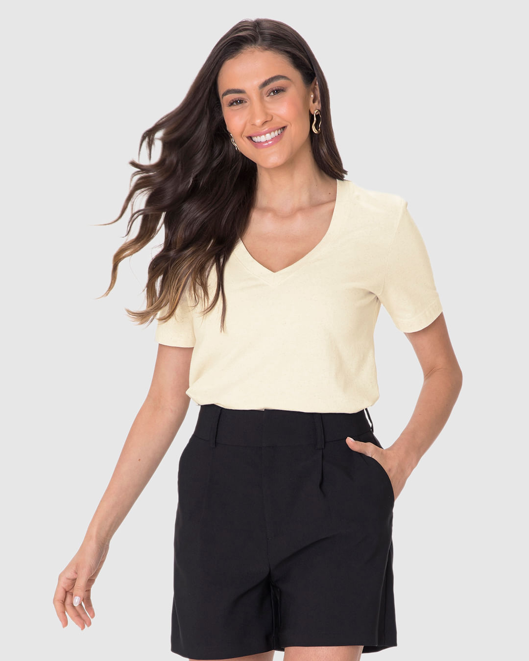 Blusa Básica Feminina Decote V Manga Curta em Malha Linho