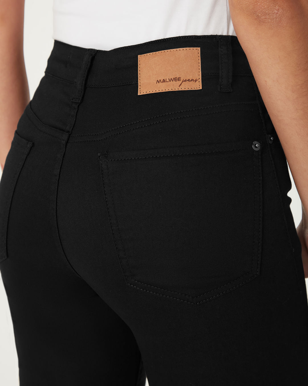 Bermuda Feminina Ciclista Cintura Média Em Sarja Com Elastano - Imagem 18