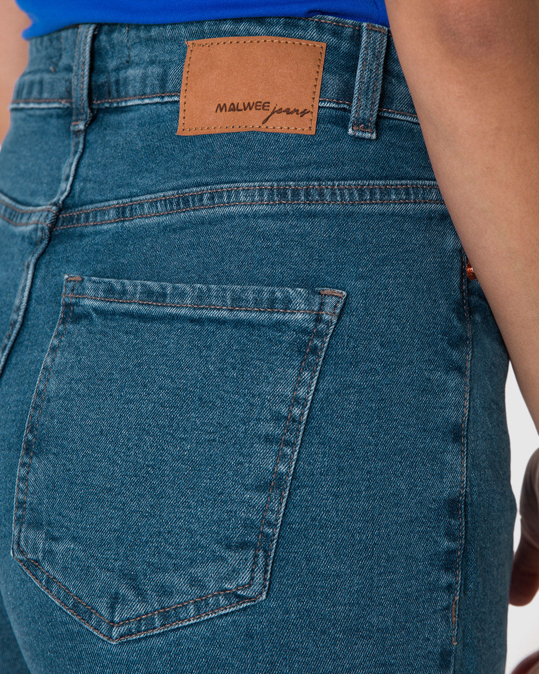 Calça Feminina Mom Bolso Funcional Em Jeans Com Elastano - Imagem 13