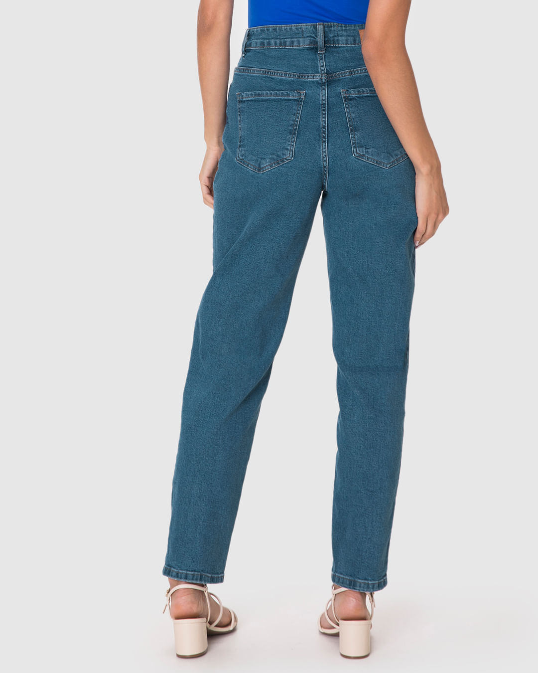 Calça Feminina Mom Bolso Funcional Em Jeans Com Elastano - Imagem 25