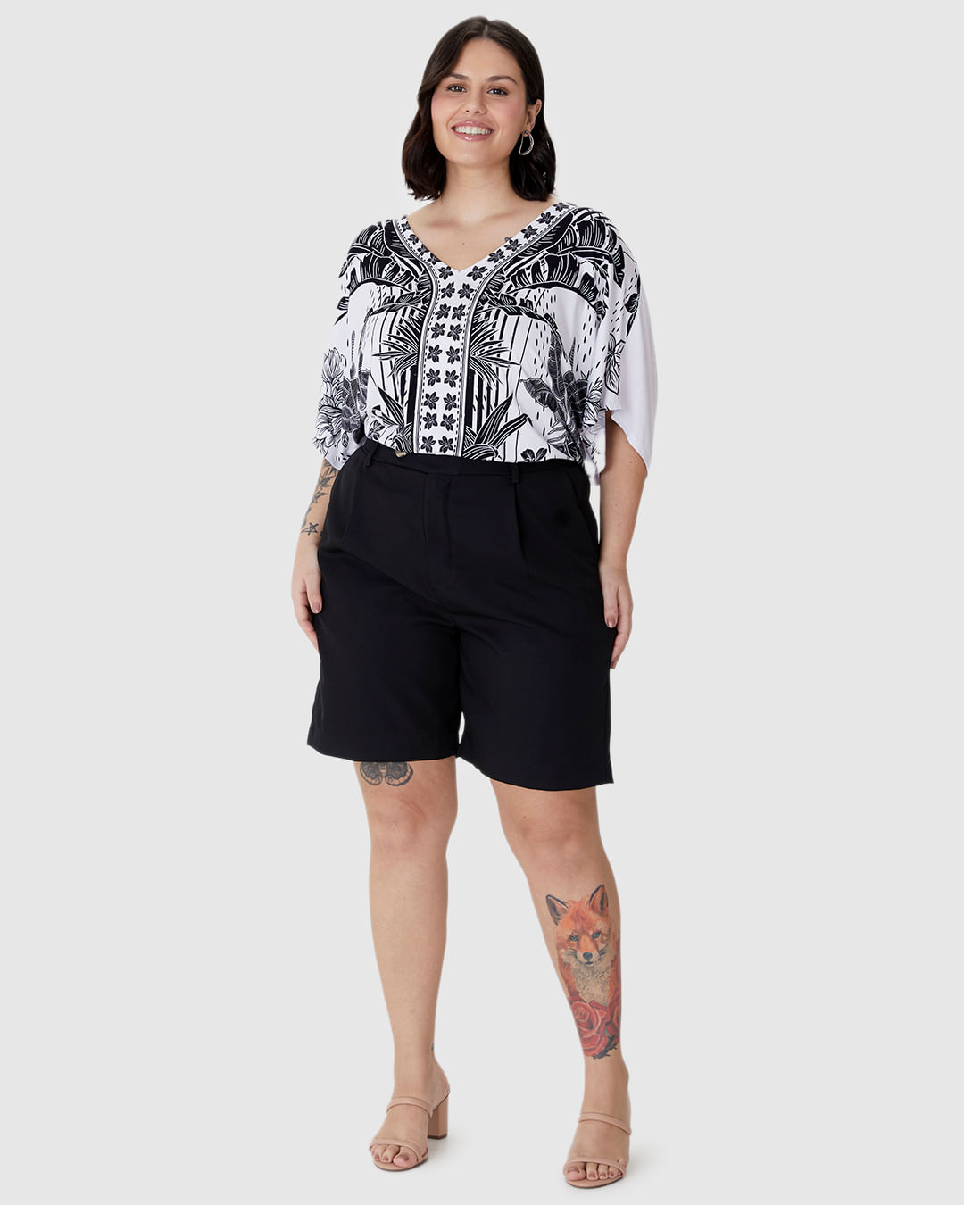 Shorts Feminino Plus Size Cós Transpassado Em Tecido Alfaiataria