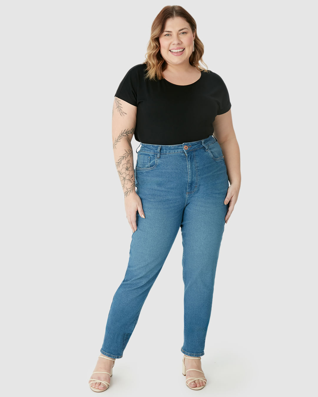 Calça Feminina Plus Size Mom Bolso Funcional Em Jeans Com Elastano - Imagem 11