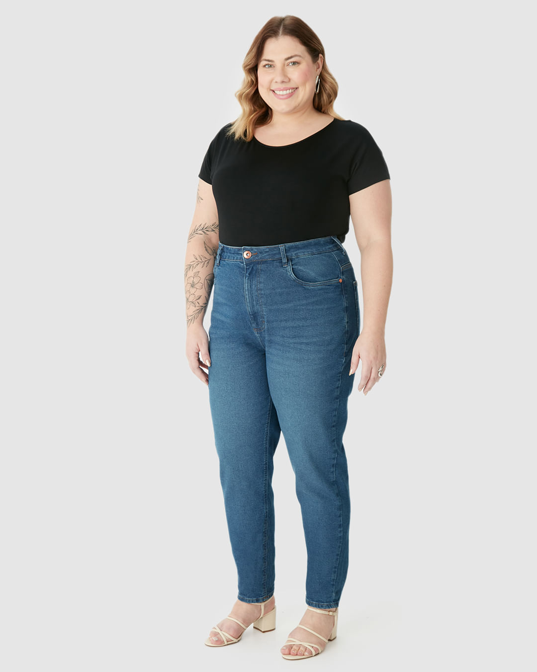 Calça Feminina Plus Size Mom Bolso Funcional Em Jeans Com Elastano - Imagem 17
