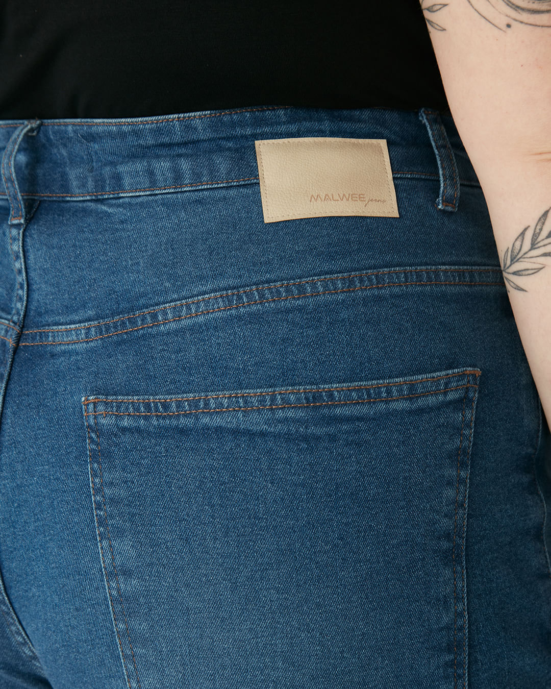 Calça Feminina Plus Size Mom Bolso Funcional Em Jeans Com Elastano - Imagem 3