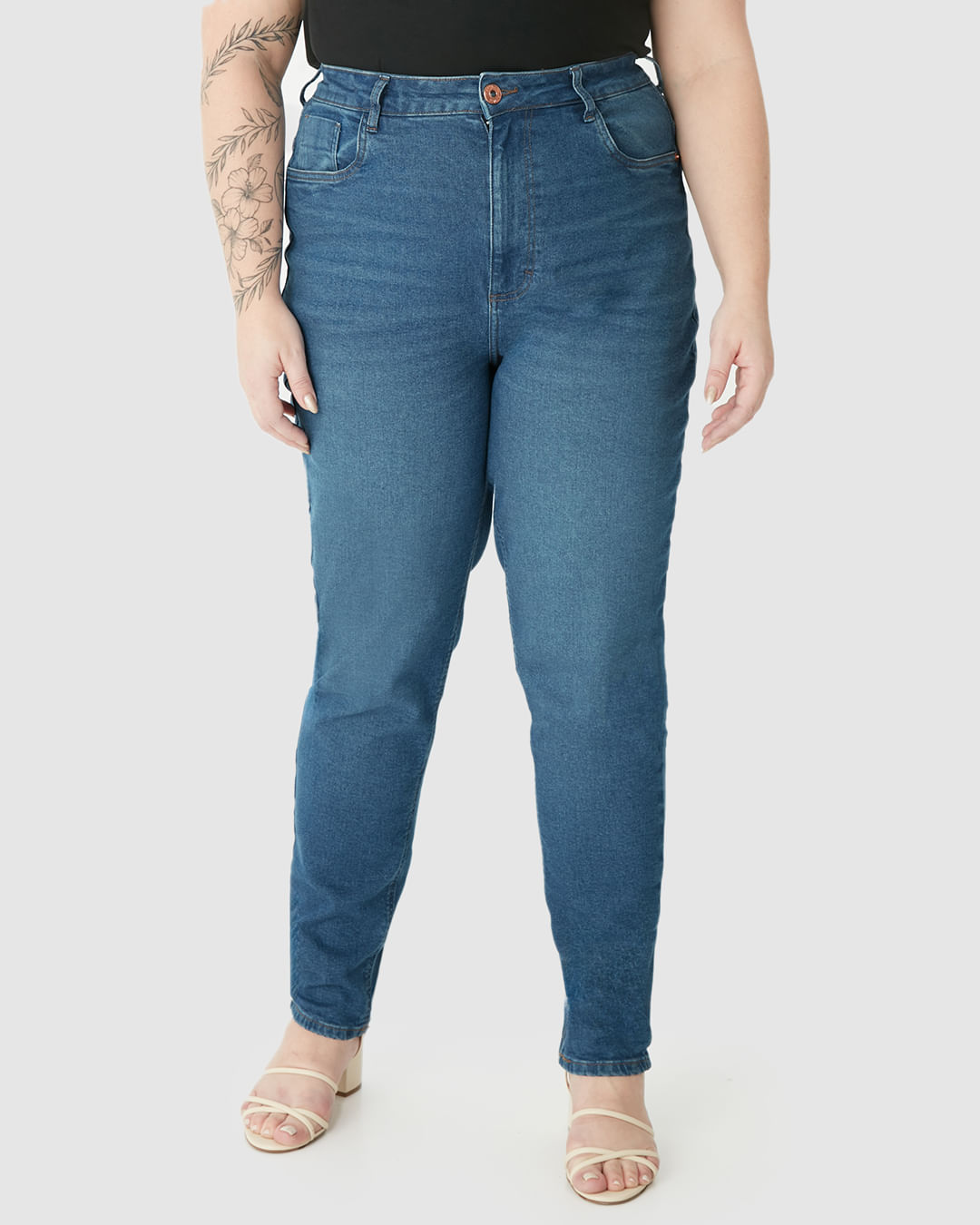 Calça Feminina Plus Size Mom Bolso Funcional Em Jeans Com Elastano - Imagem 9