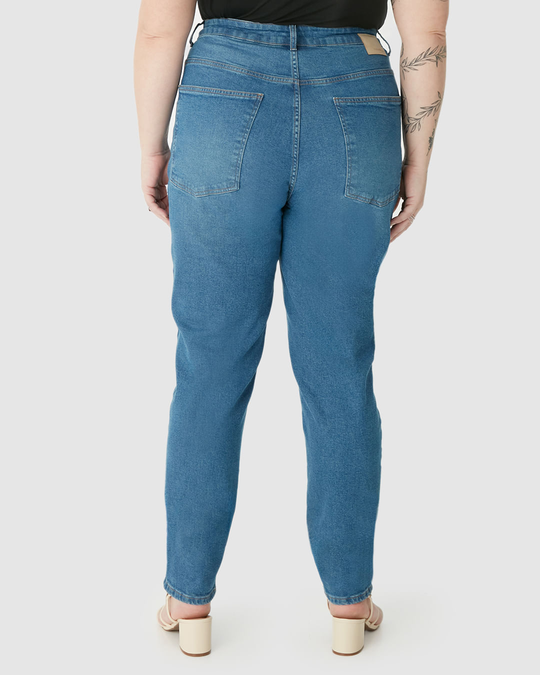 Calça Feminina Plus Size Mom Bolso Funcional Em Jeans Com Elastano - Imagem 15