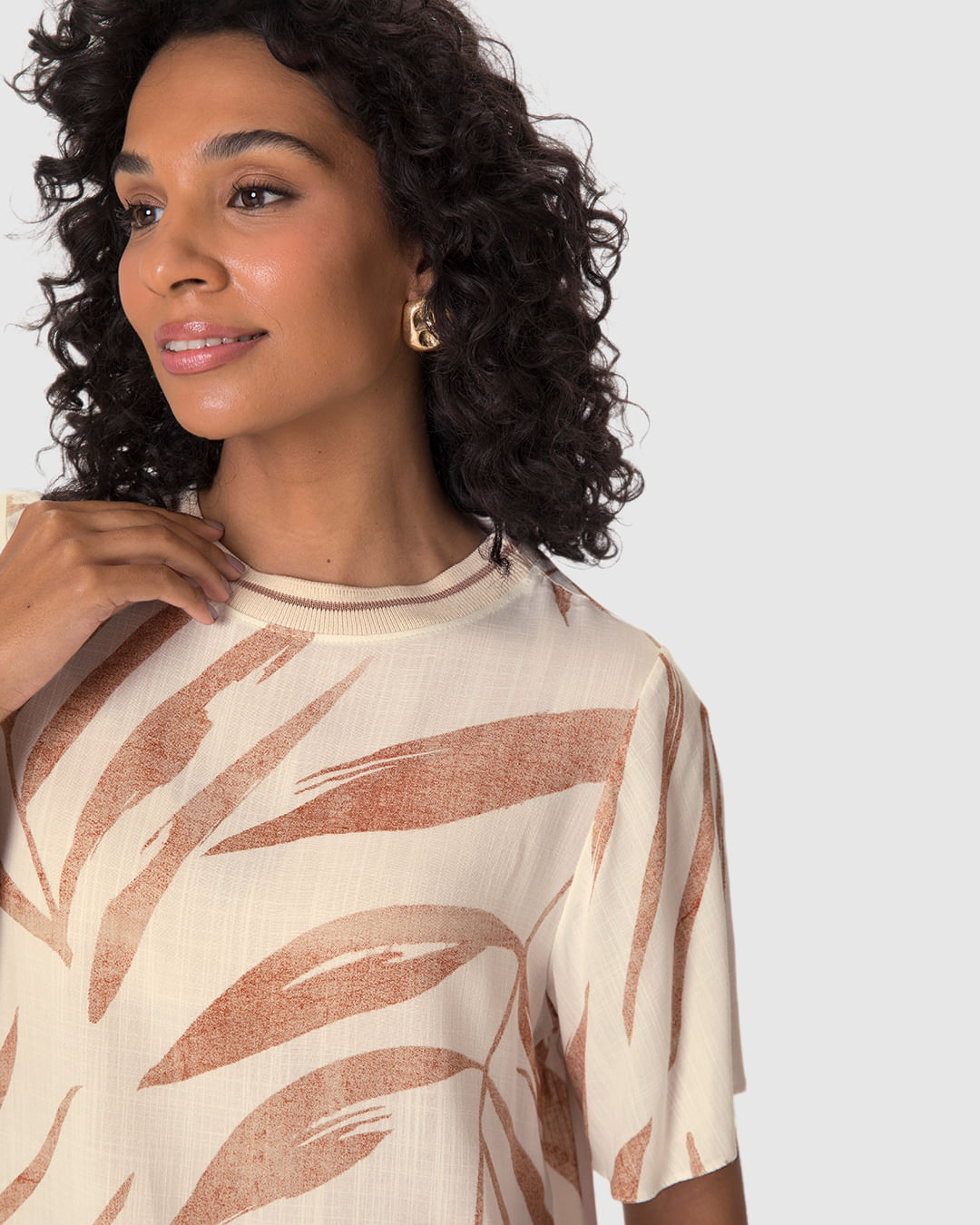 Blusa Ampla Feminina Gola Redonda Retilínea Em Viscolinho Texturizado - Imagem 16