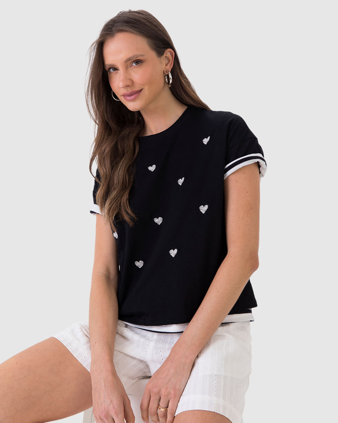 Camiseta Ampla Feminina com Bordados Frontais Delicados Em Algodão - Imagem 13