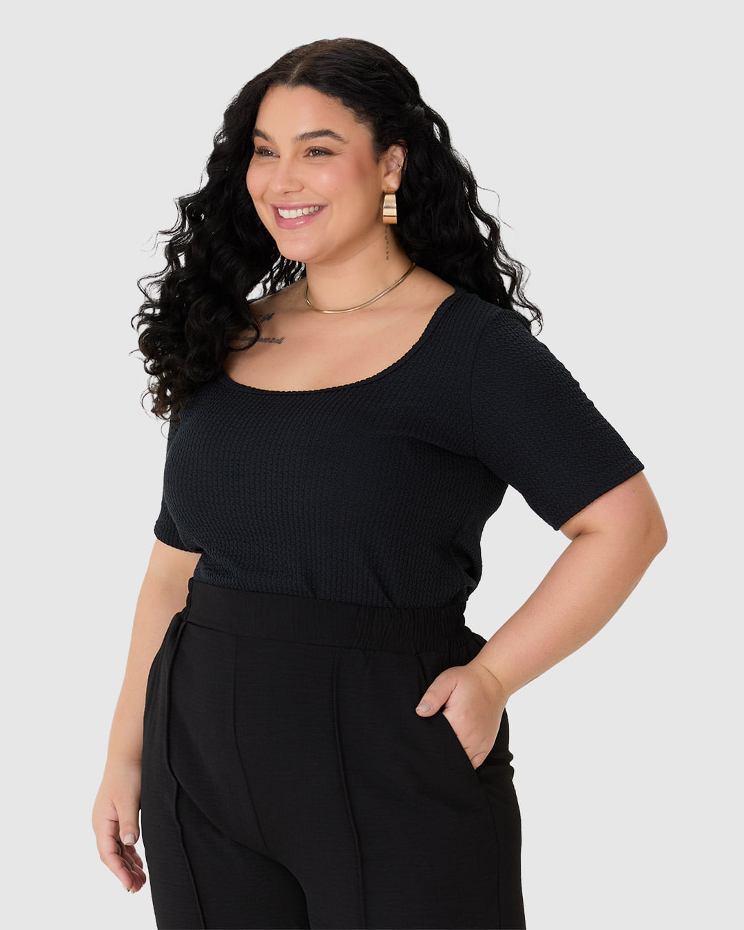 Blusa Feminina Plus Size Decote U Manga Curta em Malha Texturizada