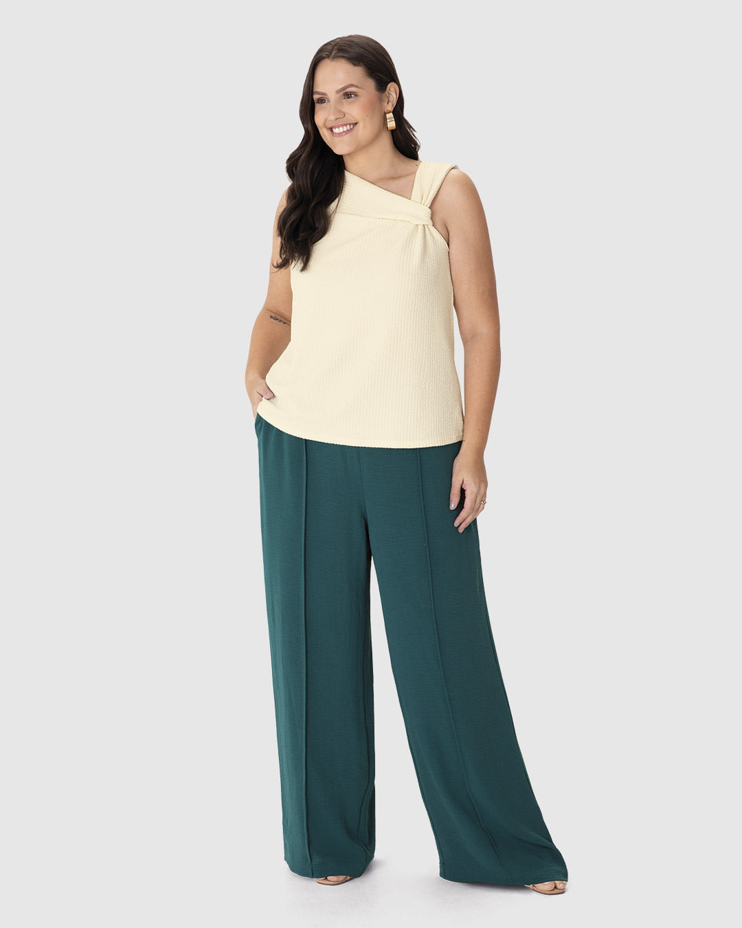 Blusa Feminina Plus Size Assimétrica Detalhe Torção em Malha Texturizada
