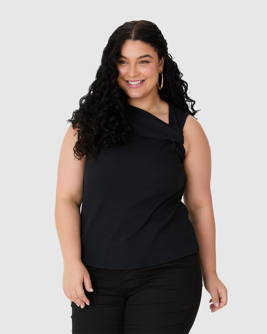 Blusa Feminina Plus Size Assimétrica Detalhe Torção em Malha Texturizada