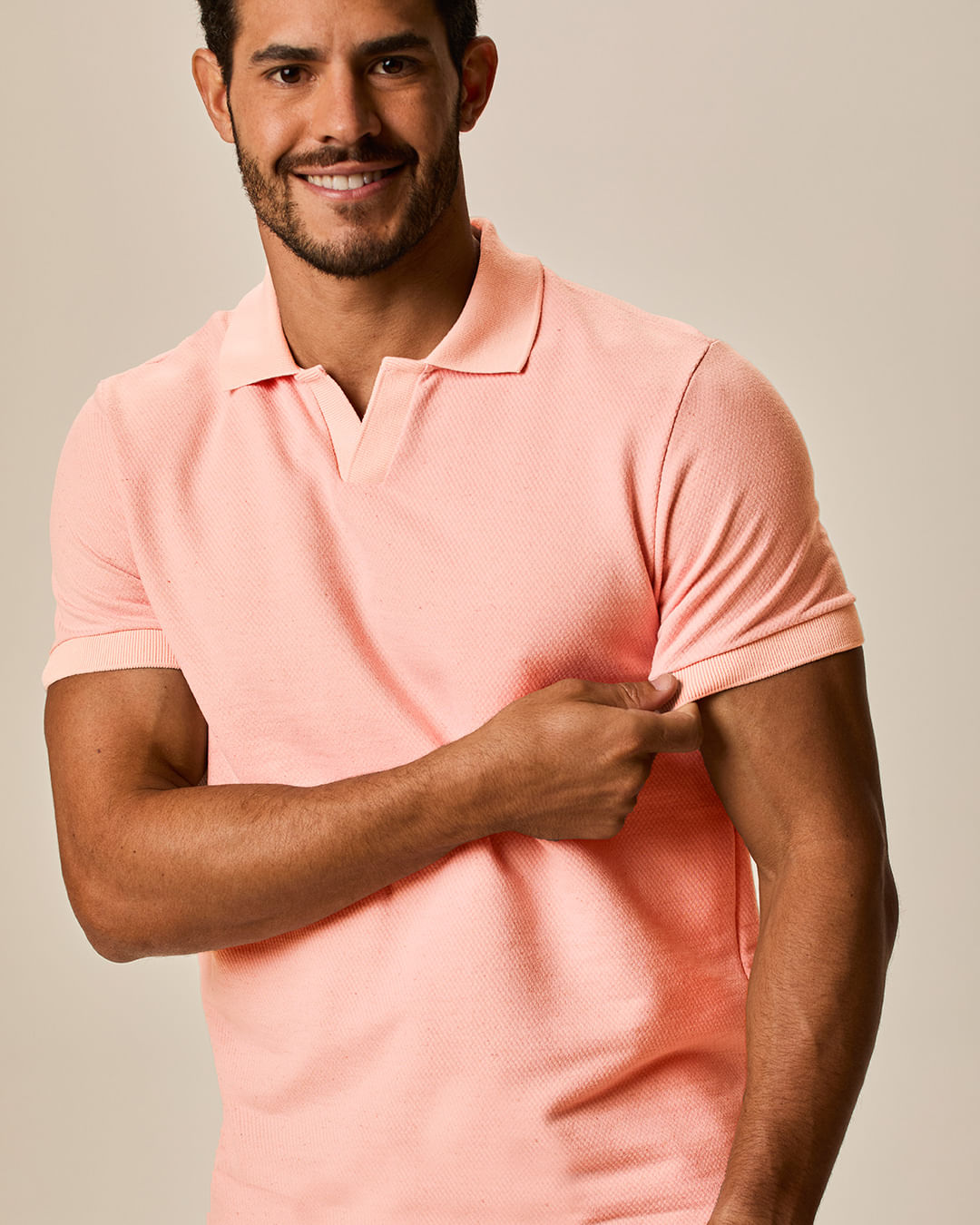 Camisa Polo Masculina Gola V Etiqueta Decorativa em Moletinho Texturizado