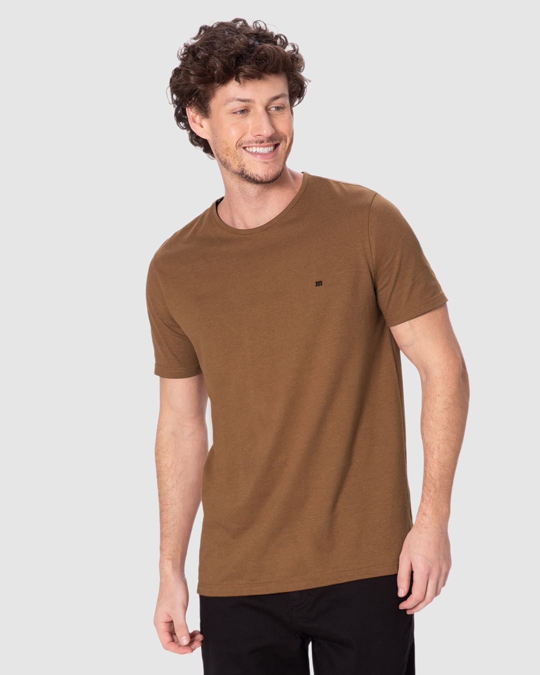 Camiseta Masculina Slim Bordado Abertura Lateral em Malha Texturizada