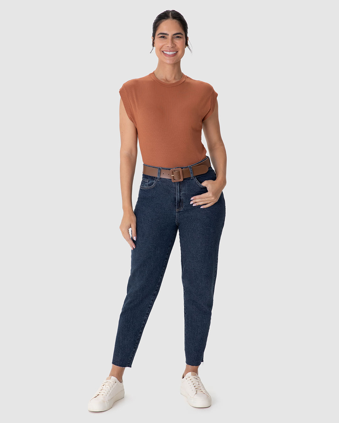 Calça Feminina Mom Acompanha Cinto Em Jeans Com Elastano