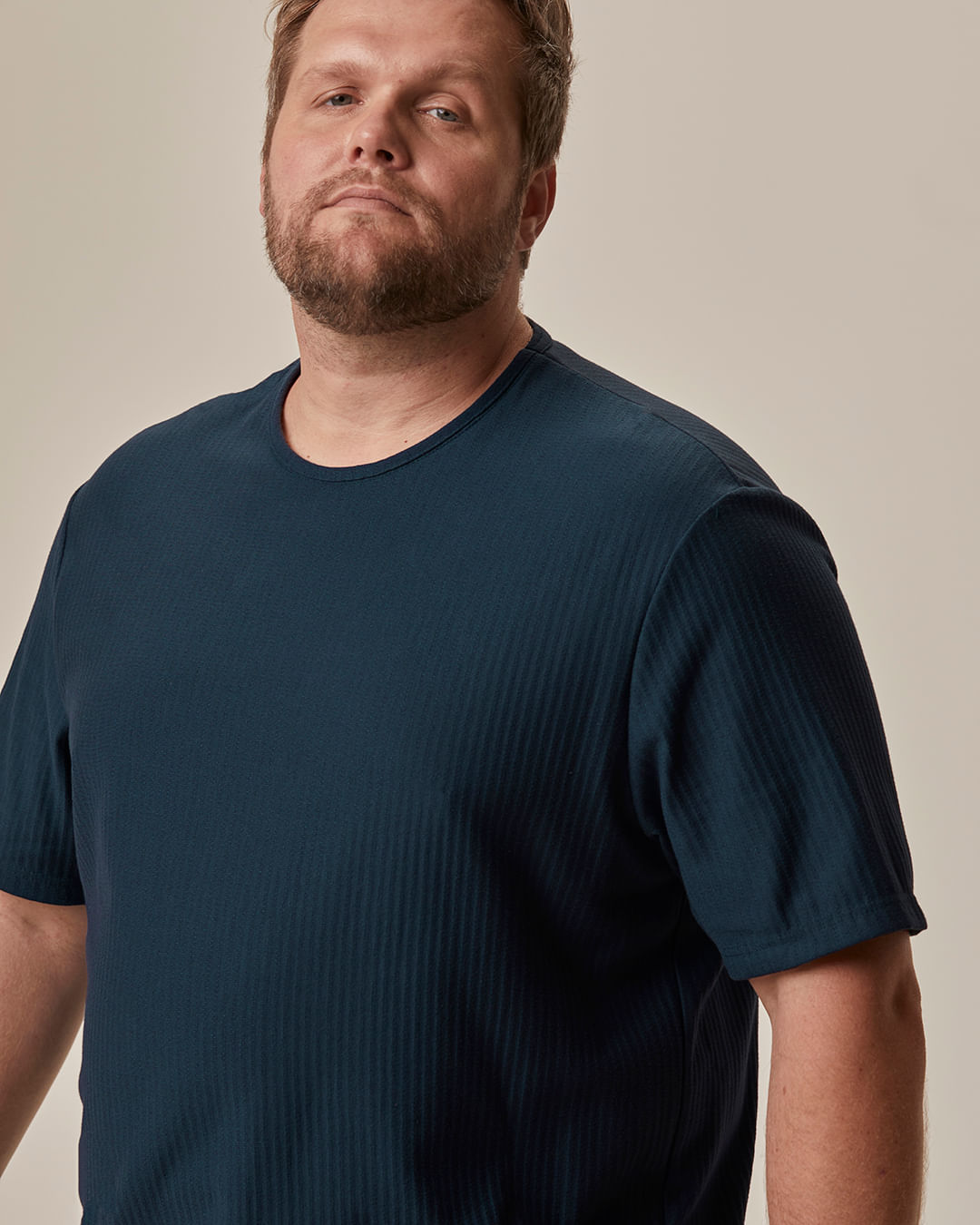 Camiseta Masculina Plus Size Barra Etiqueta Decorativa Moletinho Texturizado