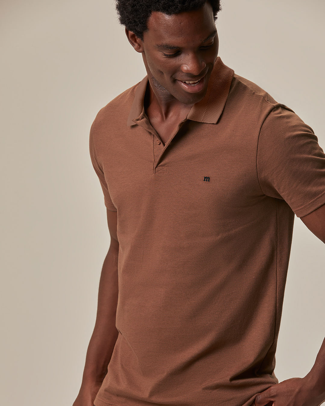 Camisa Polo Masculina Slim Bordado Abertura Lateral Em Malha Texturizada