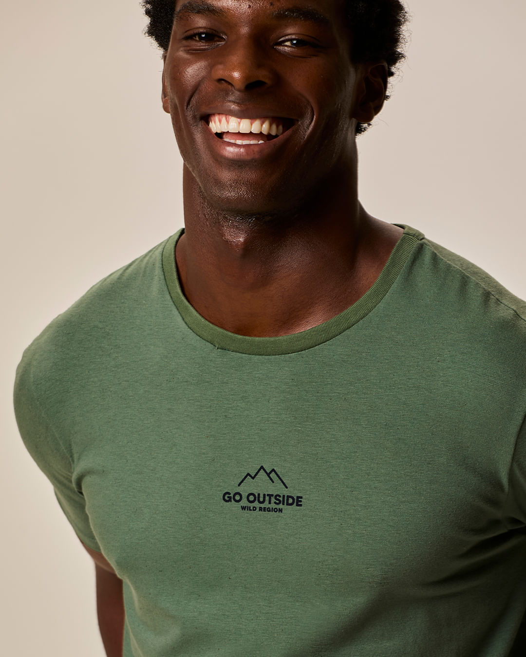 Camiseta Masculina Regular Estampa Go Outside Em Malha Linho