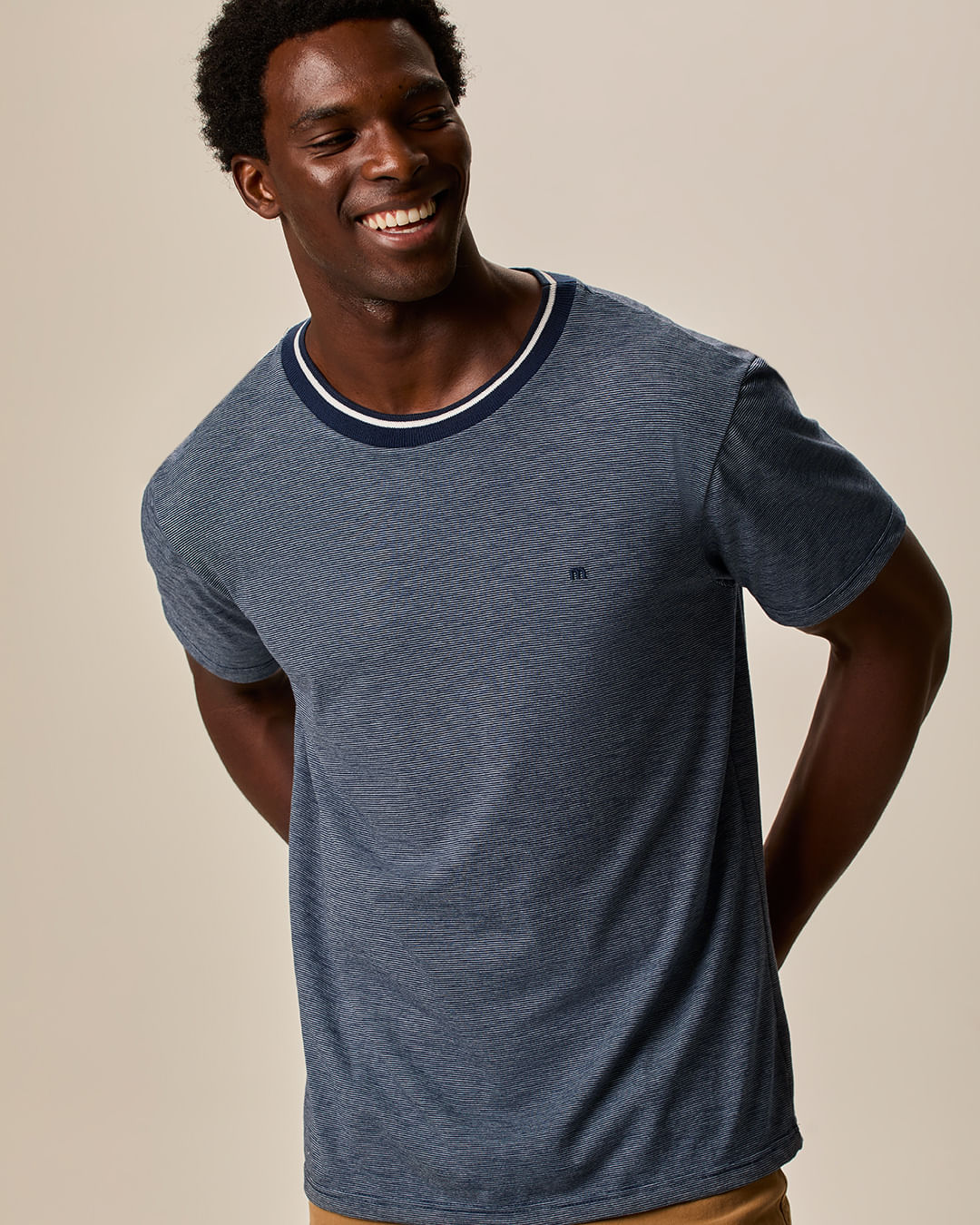 Camiseta Básica Masculina Gola Retilínea Em Malha Fio A Fio