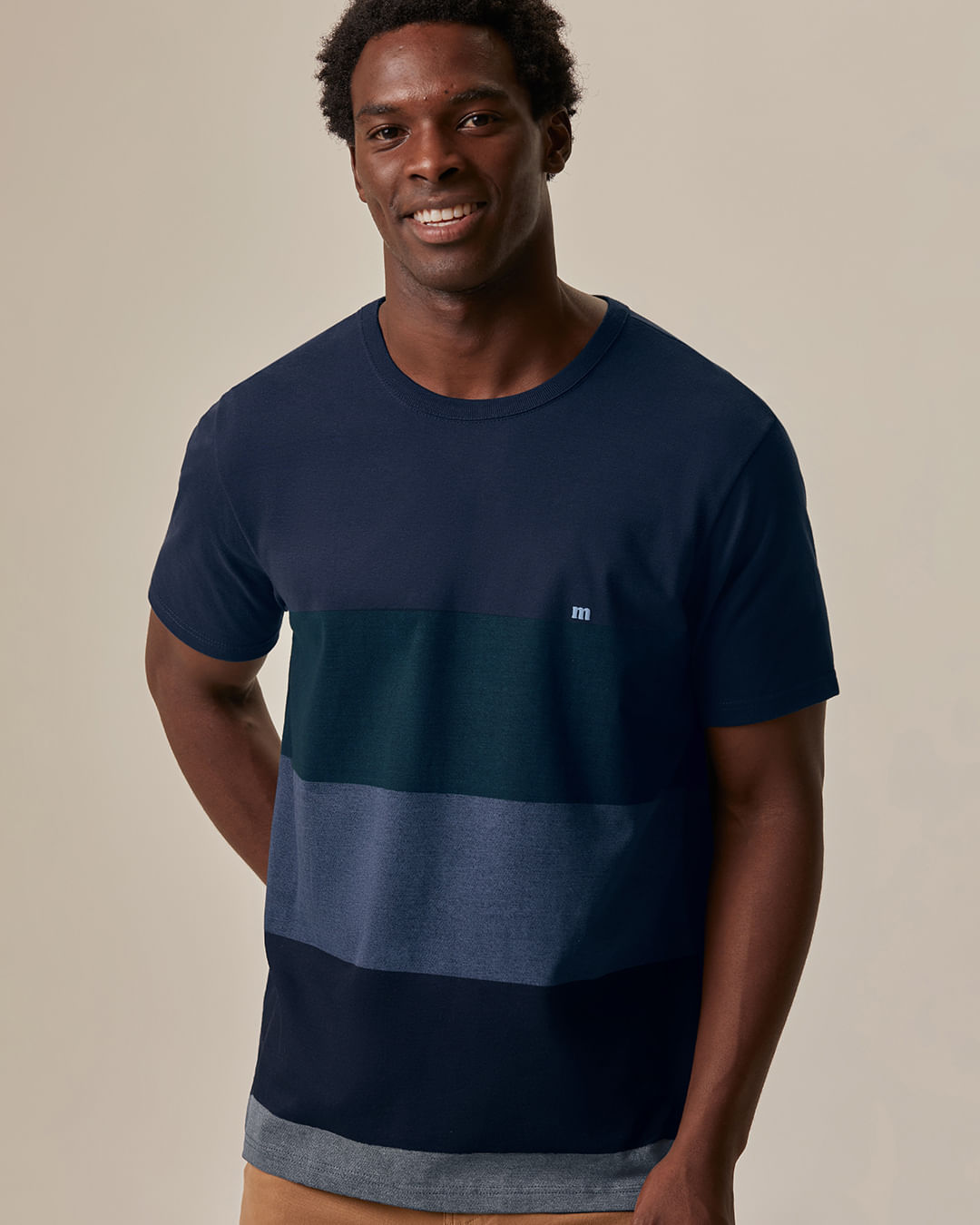 Camiseta Masculina Regular Estampa Listras Frontais Em Algodão