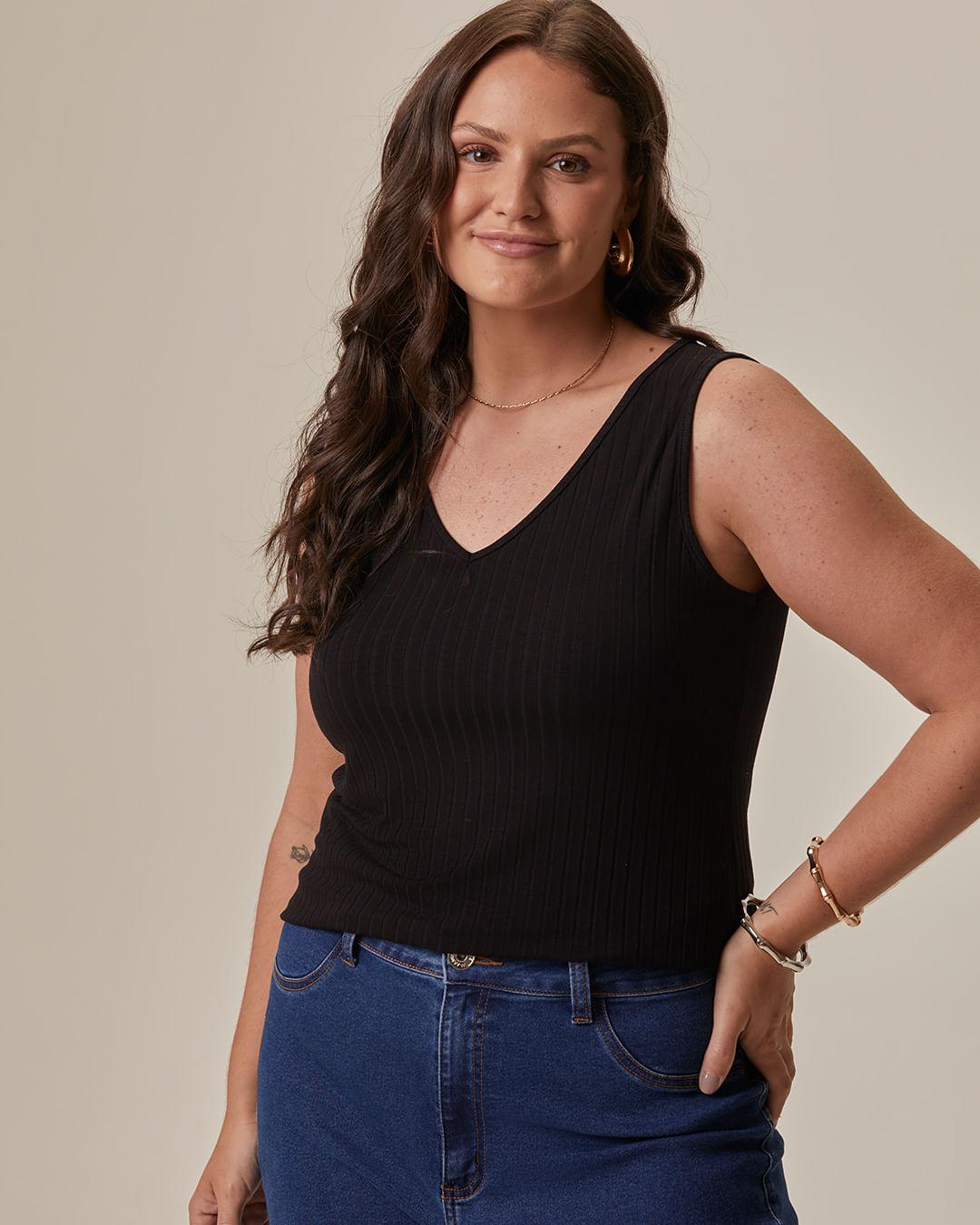 Regata Básica Feminina Plus Size Decote V Em Canelado De Viscose - Preto - G1