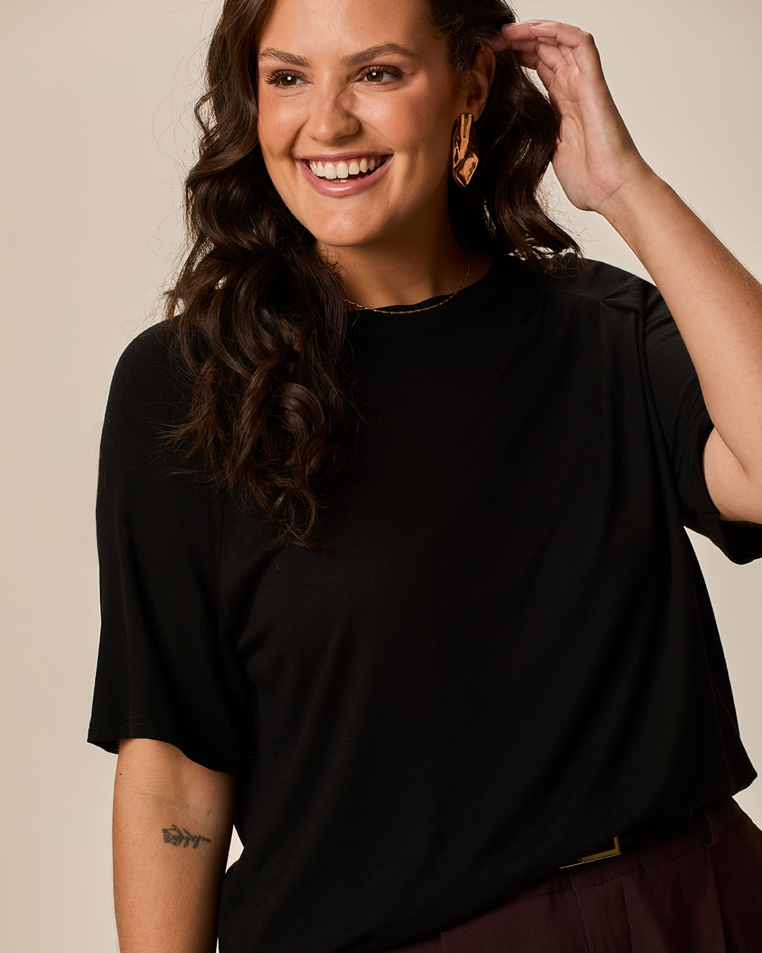 Blusa Feminina Plus Size Ampla Detalhe Costura Ombro Em Viscose Stretch