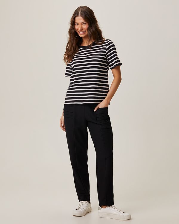 Calça Feminina Carrot Bolso Frontal Com Recorte Em Moletom Sarjado Preto - XGG