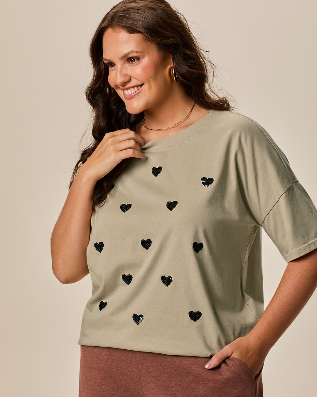 Camiseta Feminina Plus Size Ampla Bordado No Decote Em Algodão