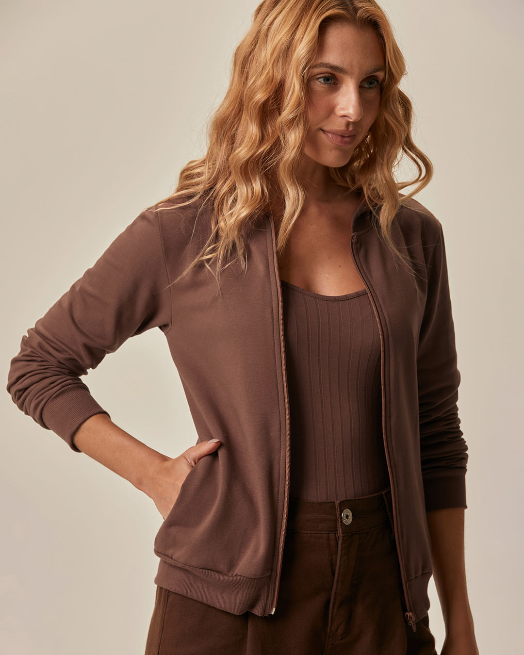 Jaqueta Básica Feminina Com Capuz Moletom Stretch Flanelado - Marrom - PP