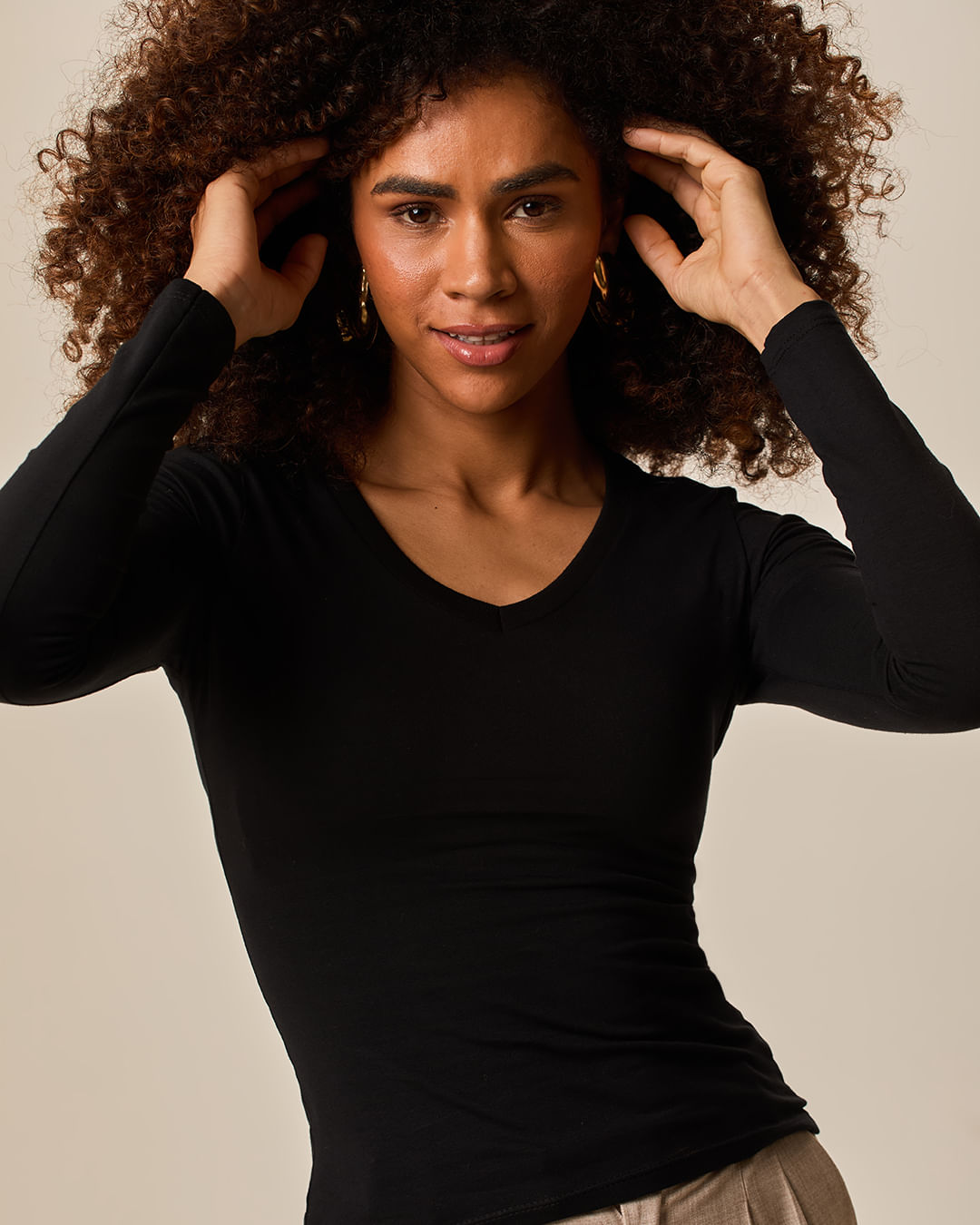 Blusa Básica Feminina Gola V Manga Longa Em Algodão - Preto - P