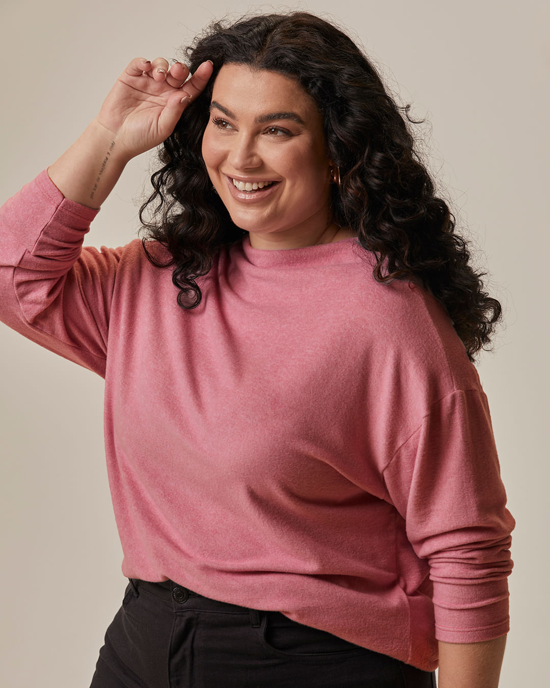 Blusa Feminina Plus Size Gola Dobrada Cava Deslocada Em Malha Térmica