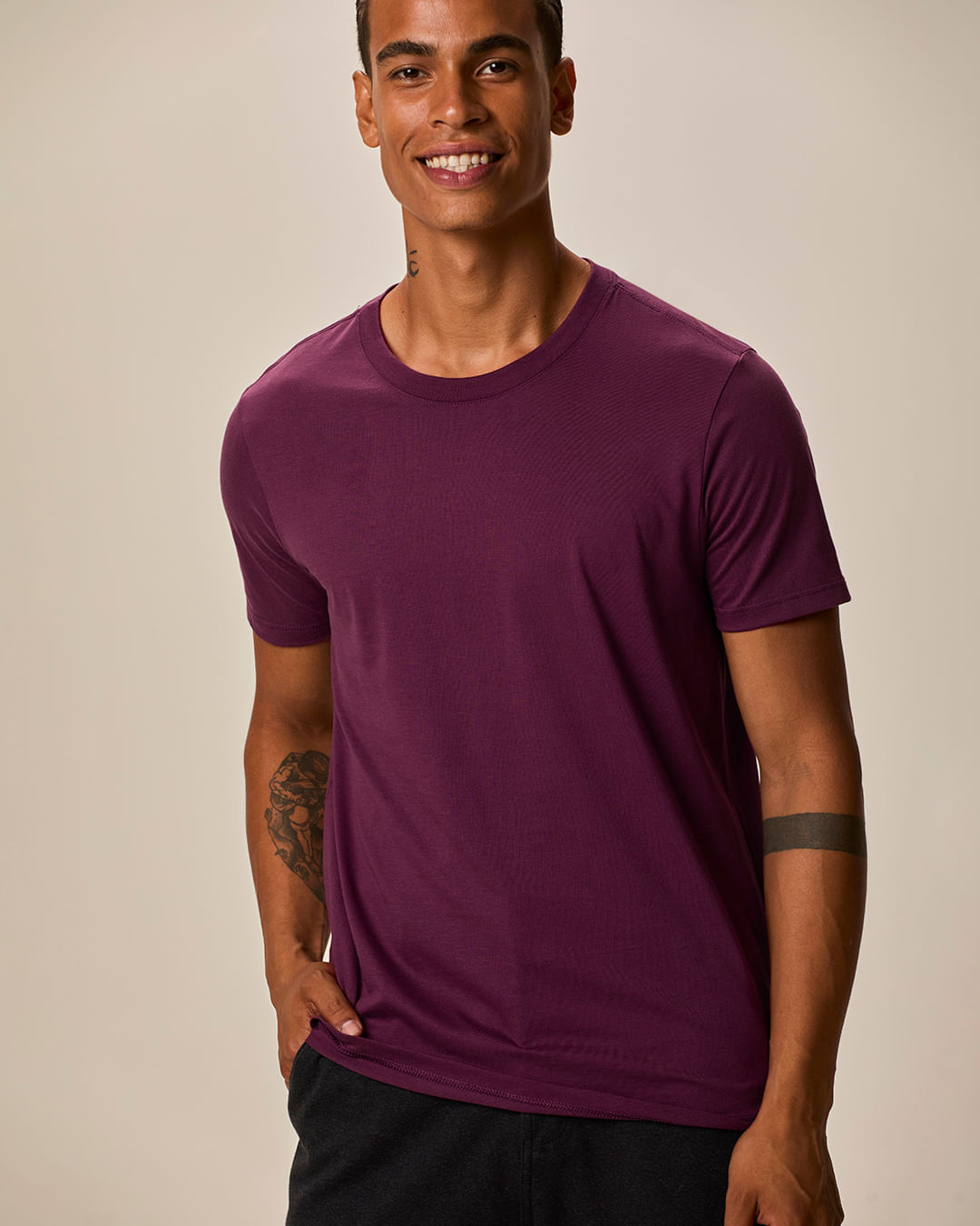 Camiseta Básica Masculina Slim Eiqueta Estampada Em Algodão Pima