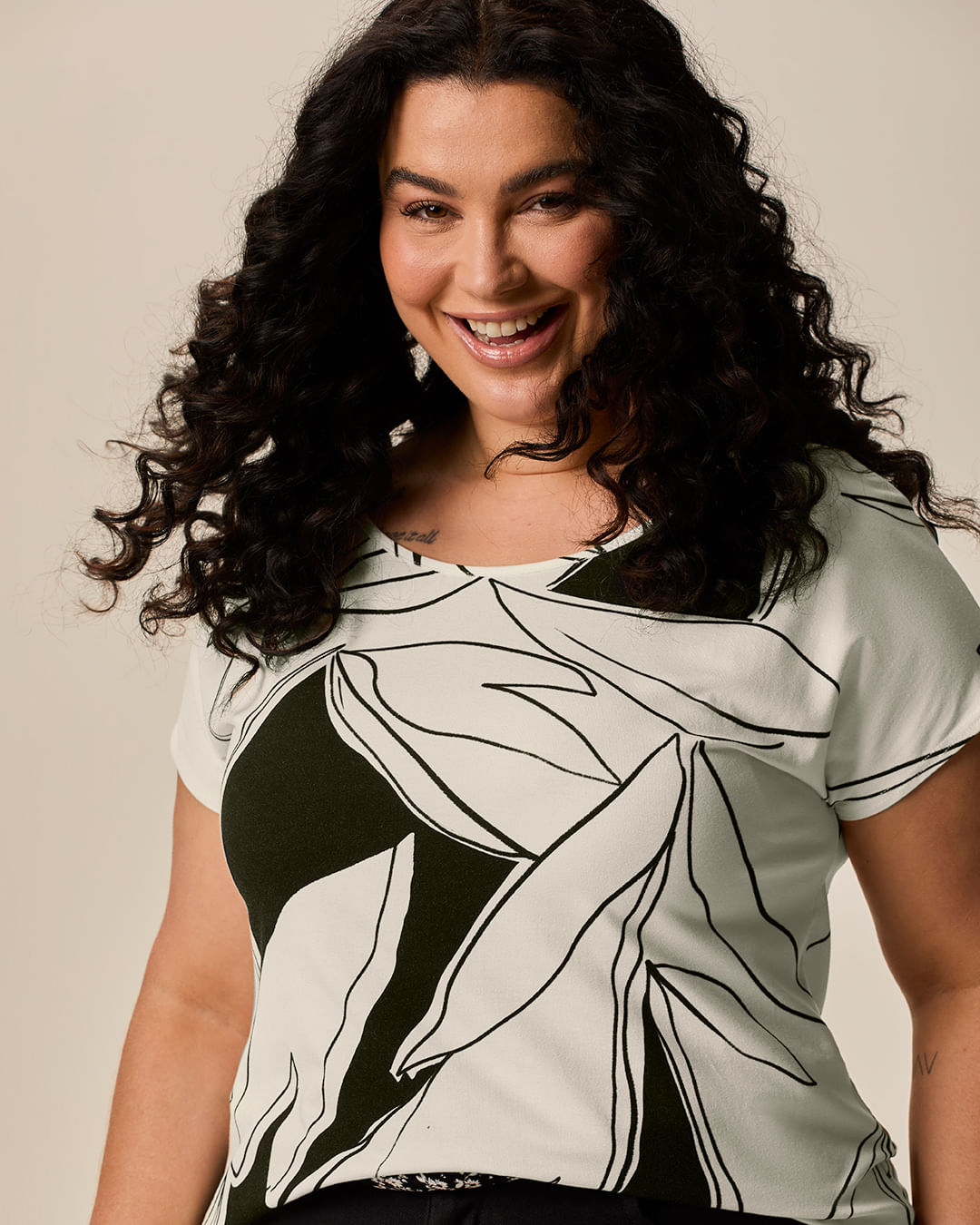 Blusa Feminina Plus Size Estampada Manga Curta Em Viscose Stretch
