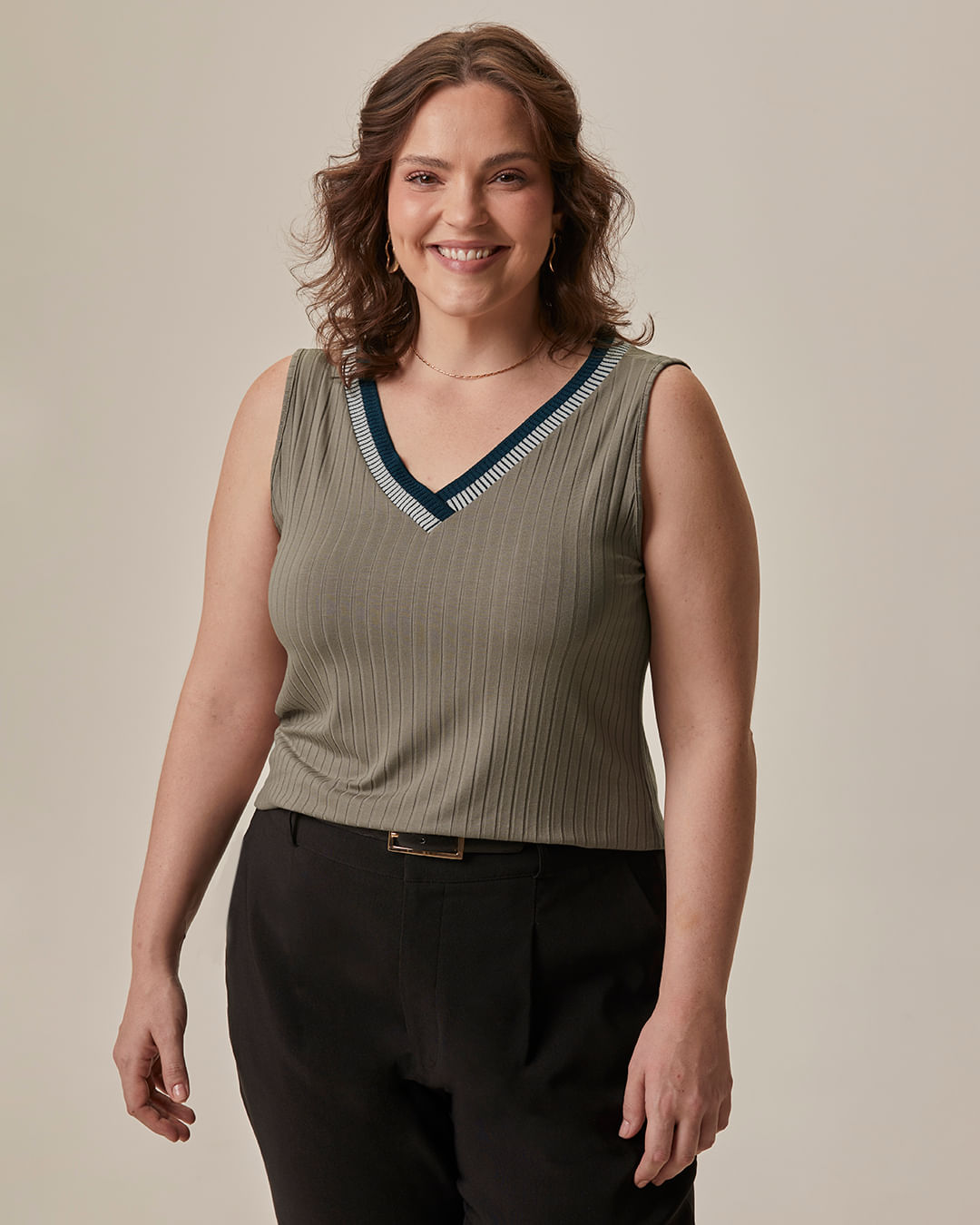 Regata Feminina Plus Size Decote V Retilínea Em Malha Viscose Canelada