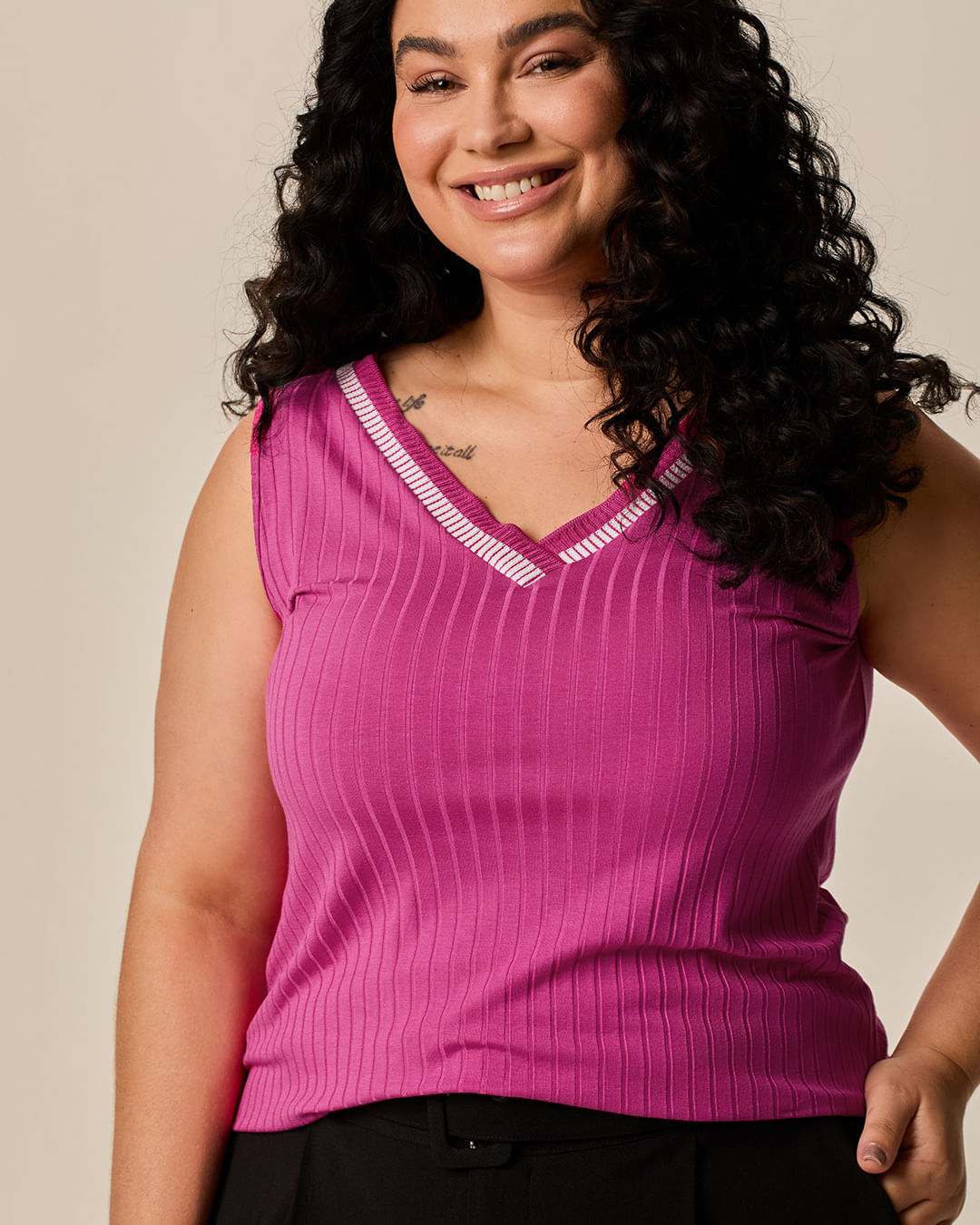 Regata Feminina Plus Size Decote V Retilínea Em Malha Viscose Canelada