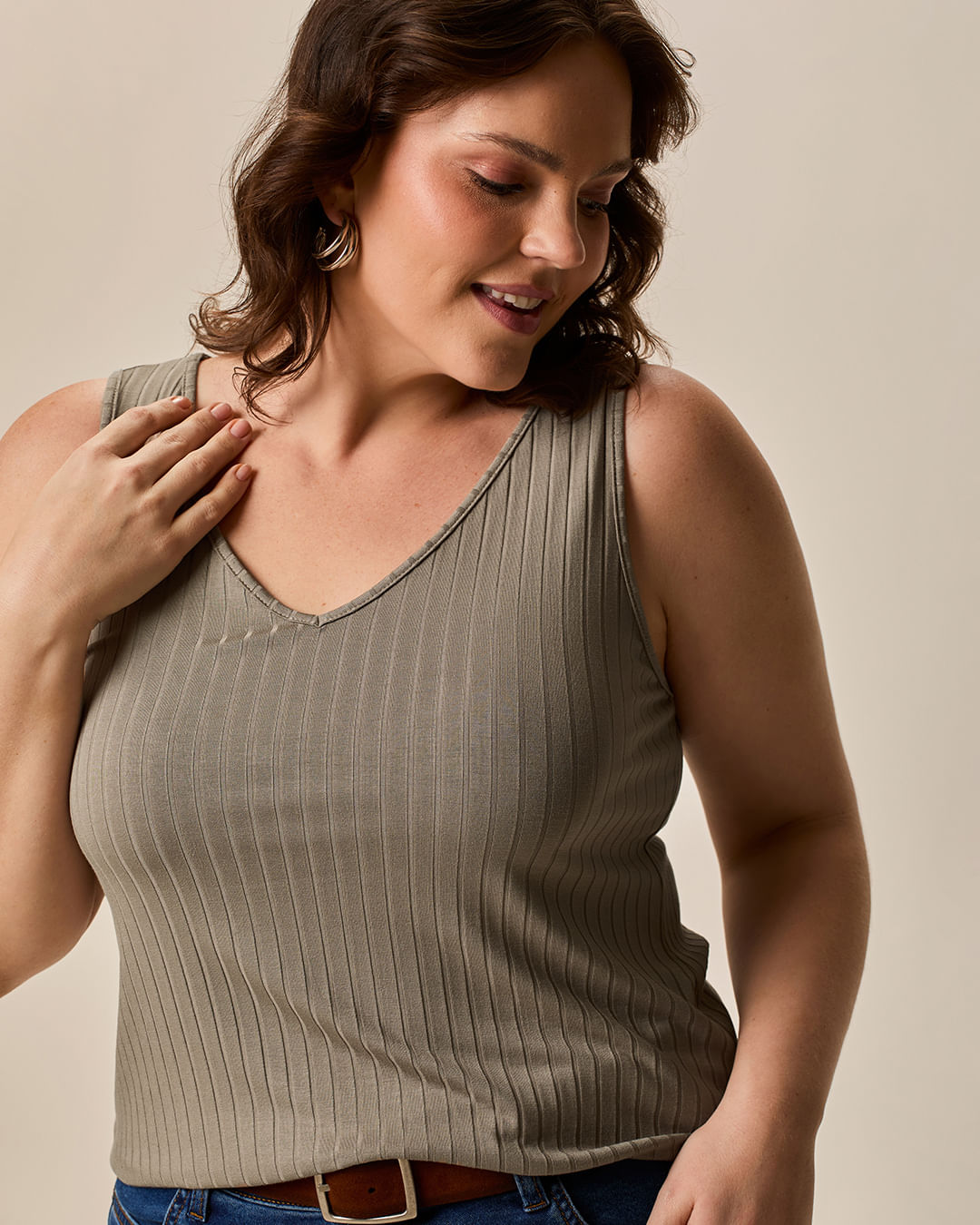 Regata Básica Feminina Plus Size Decote V Em Canelado De Viscose - Marrom - G5
