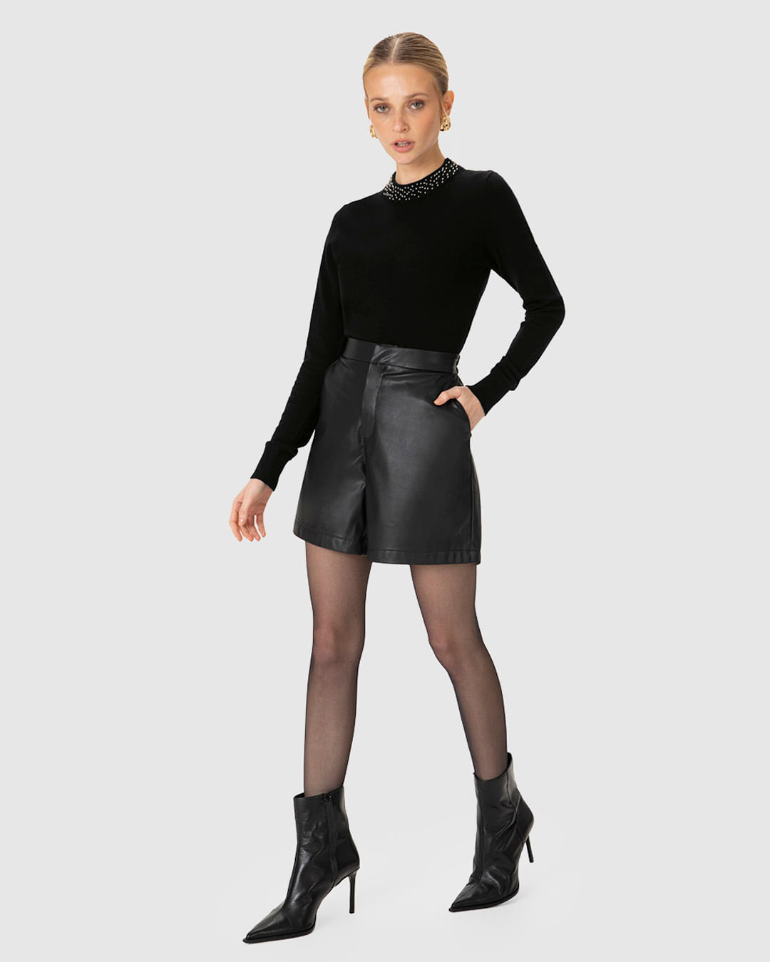 Blusa Justa Feminina Aplique Rebites na Gola em Tricô - ENFIM